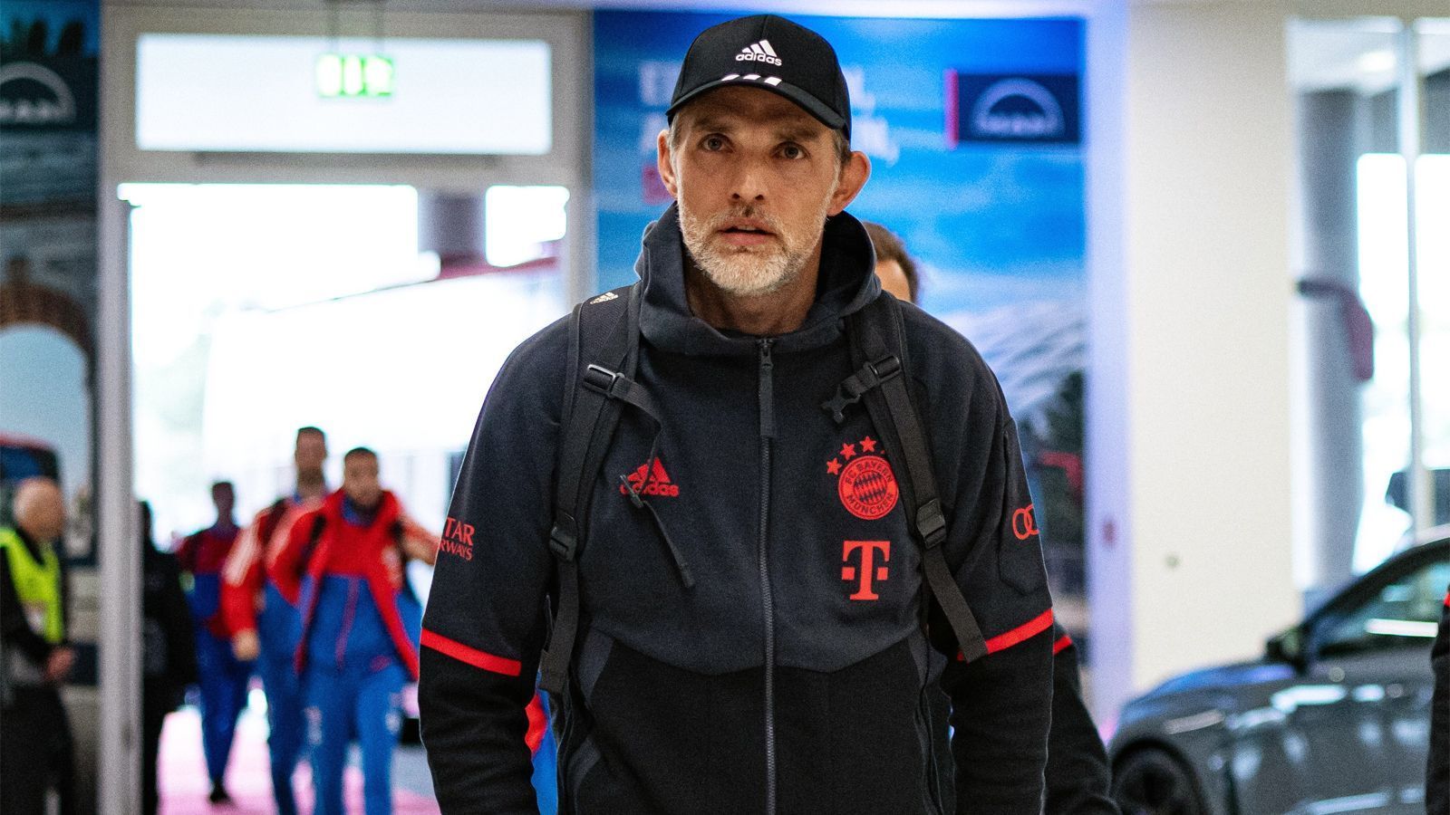 
                <strong>17:21 Uhr: Ankunft in der Allianz Arena</strong><br>
                Thomas Tuchel steigt erstmals als Bayern-Trainer aus dem Mannschaftsbus und betritt die Allianz Arena. Der offizielle Twitter-Account des Klubs begrüßt ihn mit einem "Servus". Stilecht bayerisch. Der Trainer trägt das gleiche Outfit wie bei der Abschluss-Pressekonferenz am Freitagmittag. Trainingsanzug und schwarze Kappe des Ausrüsters.
              