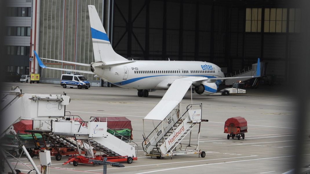 Mehrere abgelehnte Asylbewerber:innen haben mit einem Charter-Flug Deutschland verlassen.