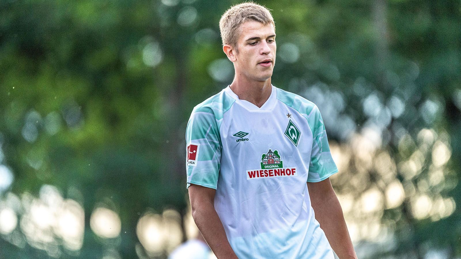 
                <strong>Werder Bremen</strong><br>
                Abgänge: Maik Nawrocki (Legia Warschau), Jan-Niklas Beste (1. FC Heidenheim), Simon Straudi (Austria Klagenfurt), Kebba Badjie (VfB oldenburg), Ömer Toprak (Antalyaspor), Nick Woltemade (SV Elversberg/Leihe), Abdenego Nankishi (Heracles Almelo/Leihe), Kyu-hyun Park (Dynamo Dresden/Leihe), Oscar Schönfelder (Jahn Regensburg/Leihe), Luca Plogmann (vereinslos), Roger Assale (Dijon FCO/Leih-Ende), Lars Lukas Mai (FC Bayern München/Leih-Ende)
              