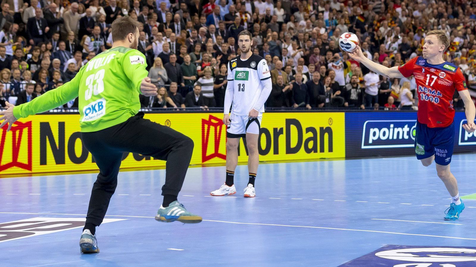 
                <strong>Andreas Wolff</strong><br>
                Zunächst mit einigen wichtigen Paraden und starken Reaktionen. Macht nach rund 20 Minuten erstmals Platz für Heinevetter. In Halbzeit zwei kann auch er das Team nicht mehr mitreißen, bleibt lange ohne Paraden, es ist nicht sein Spiel. ran-Note: 4
              