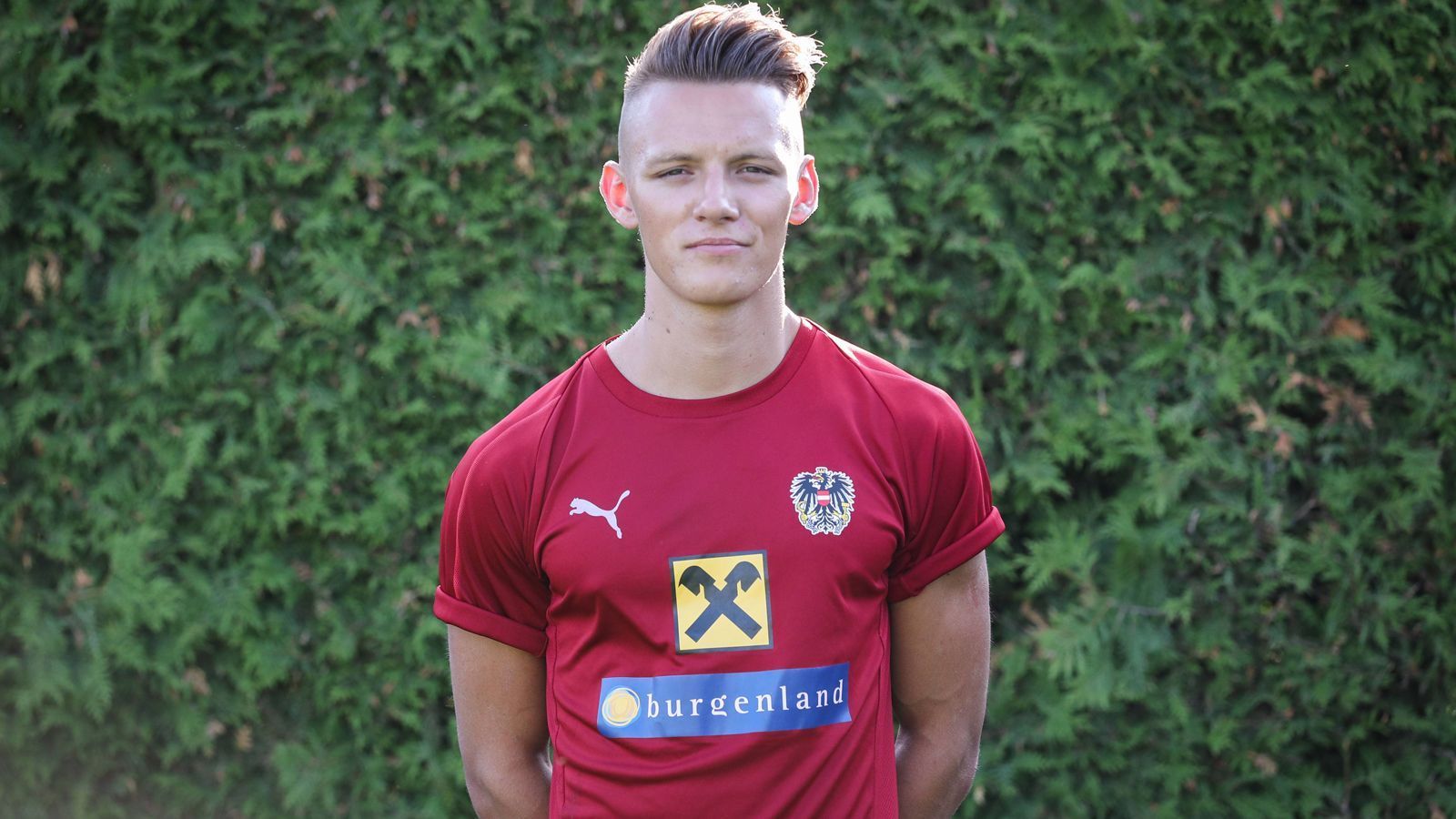 
                <strong>Österreich: Der Star</strong><br>
                Der offensive Mittelfeldspieler Hannes Wolf wechselt in diesem Sommer für eine Ablöse von 12 Millionen Euro von RB Salzburg zu RB Leipzig. Der 20-Jährige stand im Oktober 2017 bereits zwei Mal im Kader der österreichischen A-Nationalmannschaft, kam damals allerdings nicht zum Einsatz. Wolf ist sowohl als Vorlagengeber wie auch im Abschluss sehr aktiv, kam vergangene Saison in der österreichischen Bundesliga auf acht Tore und sieben Vorlagen.
              