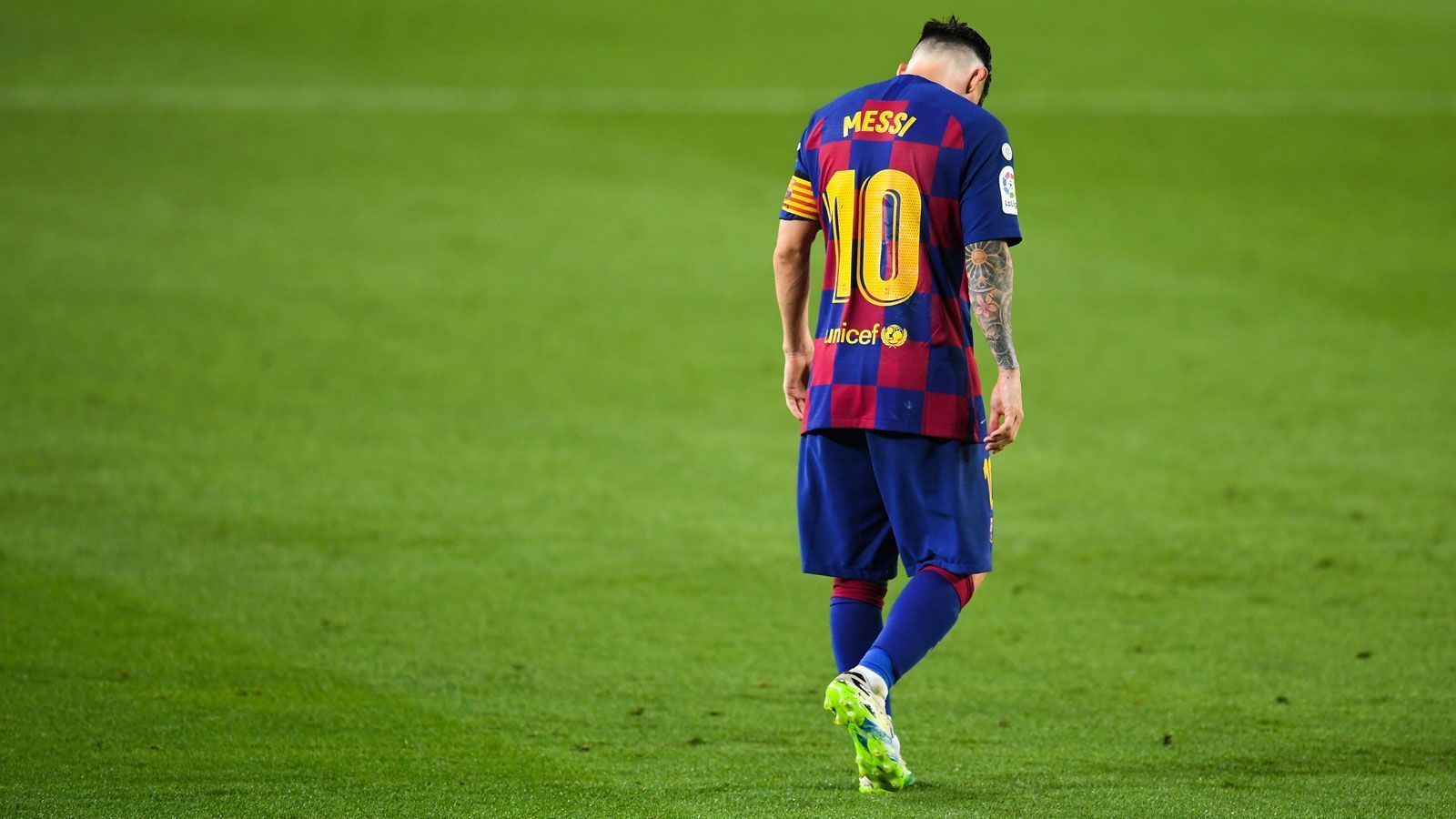 
                <strong>10. Wie geht es mit dem FC Barcelona und Messi weiter?</strong><br>
                Es wird die Personalie des kommenden Sommers. Bleibt Lionel Messi oder verlässt er die Katalanen? Der argentinische Weltstar selbst lässt die Zukunft offen: "Ich werde bis zum Saisonende mit keinen anderen Vereinen verhandeln. Im Juni werde ich mich entscheiden."ran.de Prognose: Messi möchte die Entwicklung bei der "Blaugrana" abwarten. Sieht er Potenzial, verlängert "la Pulga" noch einmal. Noch eine Blamage wie beim 2:8 gegen die Bayern und er packt die Koffer.
              