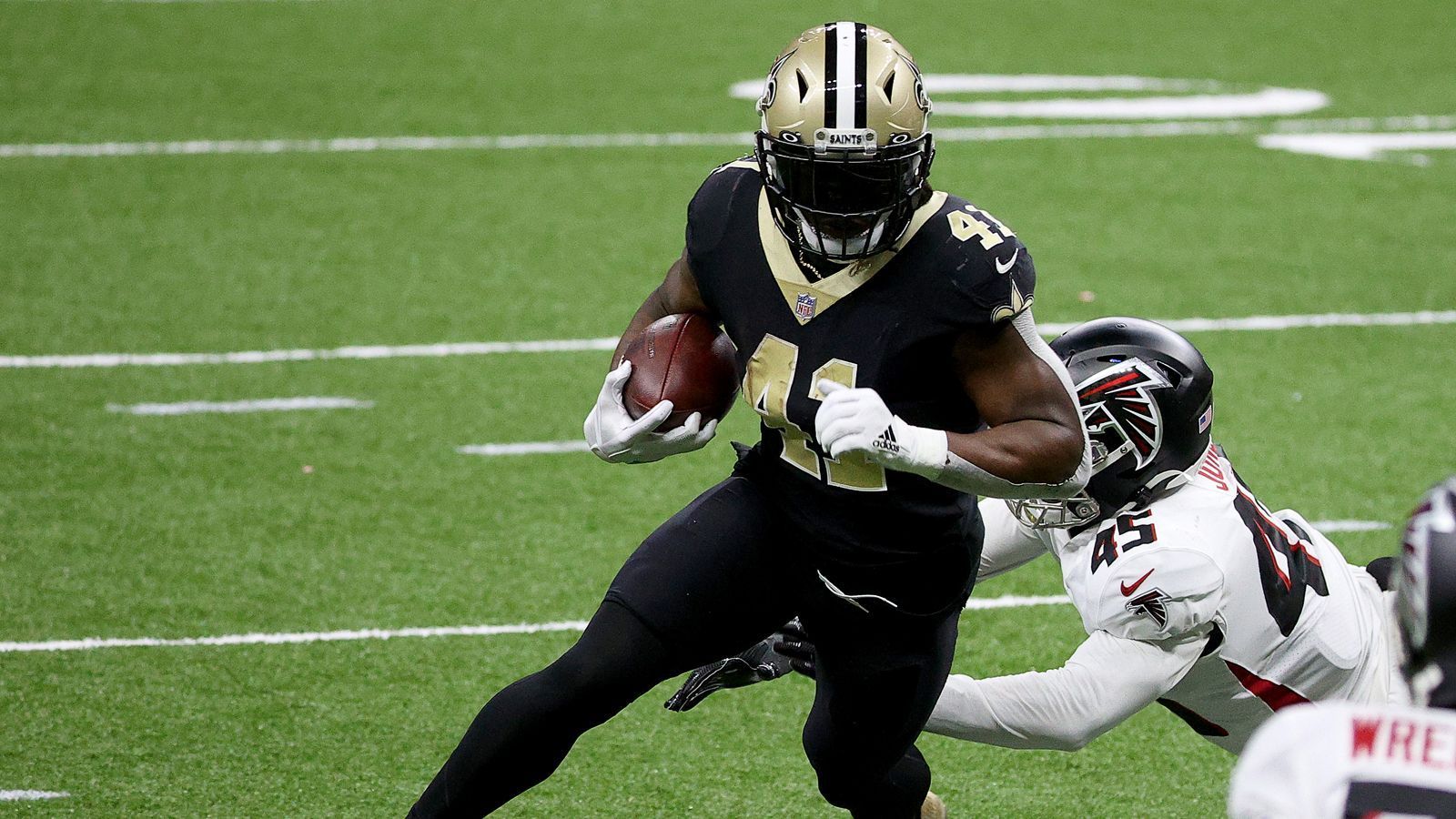 
                <strong>Rushing Offense: New Orleans Saints - 32 Punkte</strong><br>
                Ohne Quarterback Drew Brees verließen sich die New Orleans Saints auf ihr Laufspiel. Beim 24:9-Sieg über die Atlanta Falcons teilten sich Brees-Ersatz Taysom Hill, Alvin Kamara und Latavius Murray die Rushes auf. Ihnen gelangen dabei 168 Yards und drei Touchdowns und sorgten so für 32 Punkte beim Fantasy Manager.
              