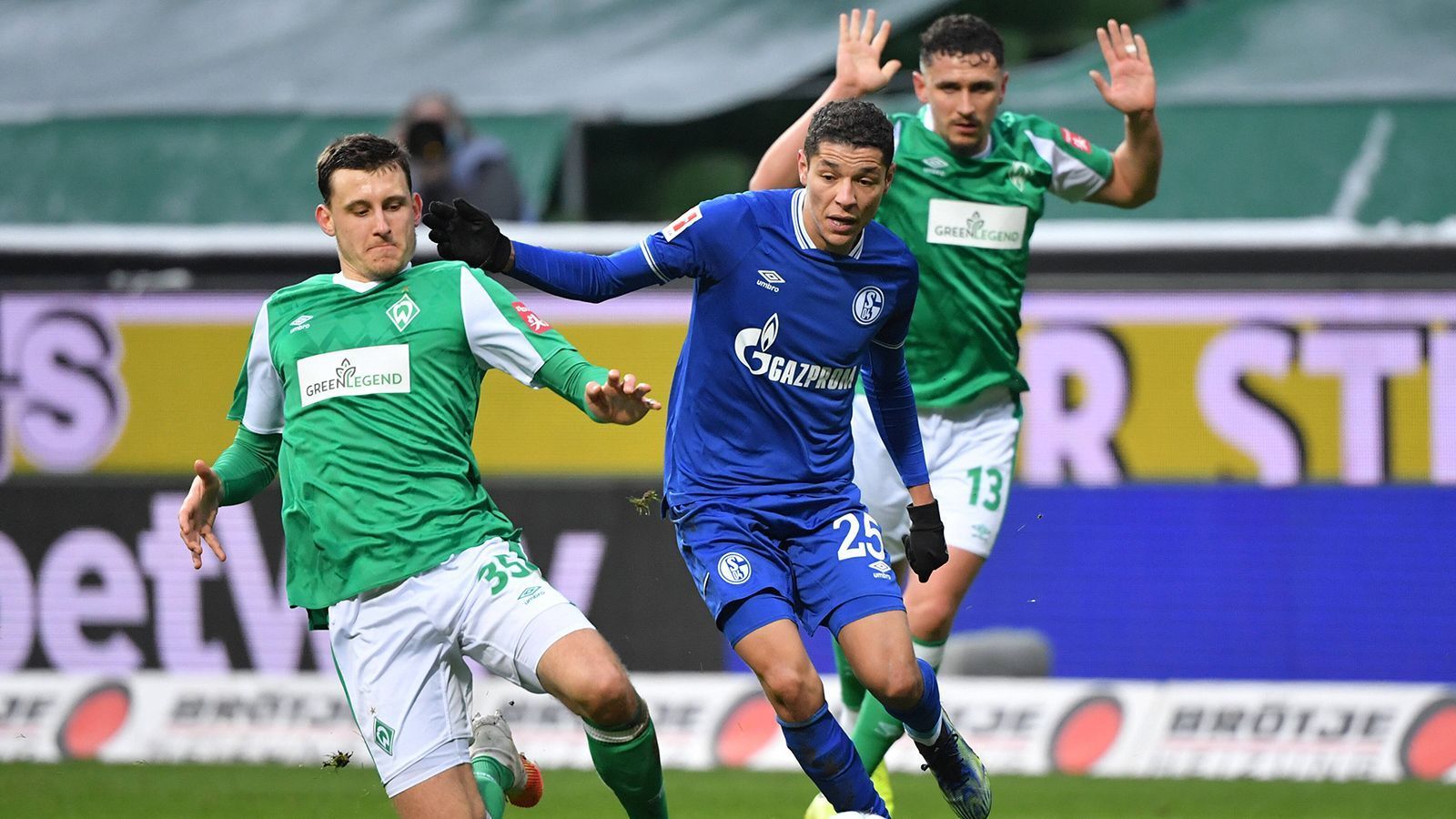 
                <strong>Wechselwillige Spieler außen vor</strong><br>
                Insbesondere bei den beiden Bundesliga-Absteigern Schalke und Bremen stehen viele Spieler vor einer unsicheren Zukunft. Teils wollen die Profis selbst den Verein wechseln, manch einer wird aufgrund des potenziellen Verkaufserlöses aber auch dazu gedrängt, das Weite zu suchen. Auf folgende Spieler wird in der Top-Elf also vorerst verzichtet: Ozan Kabak, Omar Mascarell, Amine Harit, Rabbi Matondo, Matija Nastasic, Salif Sane (alle Schalke 04), Marco Friedl, Ludwig Augustinsson, Maximilian Eggestein, Josh Sargent, Ömer Toprak, Milos Veljkovic, Leonardo Bittencourt, Johannes Eggestein, Niclas Füllkrug (alle Werder Bremen).
              