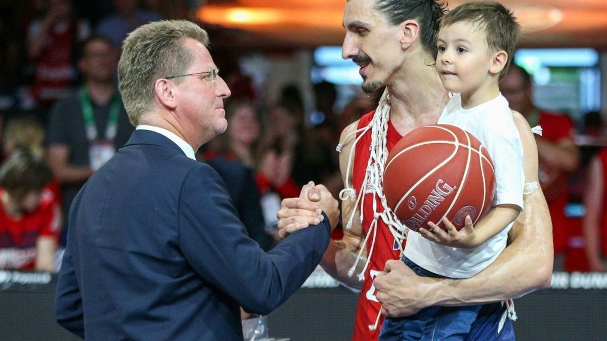 Deutliche Worte von BBL-Geschäftsführer Stefan Holz (l.)