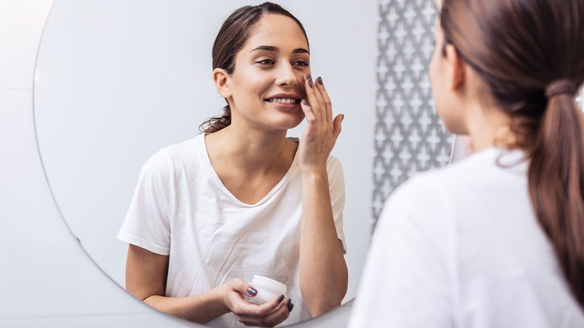 Make-up und reichhaltige Pflege in einem? Mit BB-Creams vereinbarst du deine Make-up und Haut-Pflegeroutine ein einem – mehr darüber liest du im Beauty-Artikel! 