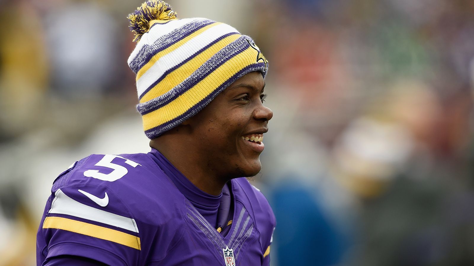 
                <strong>2014: Teddy Bridgewater (Quarterback, Minnesota Vikings)</strong><br>
                Gleiches gilt für den aktuellen Quarterback der Carolina Panthers, bei denen Bridgewater in der aktuellen Saison nicht überzeugen konnte. 15 Touchdown-Pässen stehen elf Interceptions gegenüber, aber die Panthers haben ihn noch für zwei weitere Saisons gebunden. Vielleicht gelingt der Durchbruch, den Experten nach seiner Rookie-Saison 2014/15 eigentlich früher erwartet haben. Aber auch da deutete sich die Schere zwischen offensiver Gefahr und Fehlerhaftigkeit schon an. Bridgewater überzeugte durch sein agiles Spiel, startete in seiner Debütsaison in zwölf Spielen und legte dabei fast 3.000 Passing Yards auf, zudem erlief der heute 28-Jährige 2019 Yards mit 4,4 Yards pro Lauf. Für die Fan-Wahl zum Rookie of the Year reichte diese Leistung, AP Offensive Rookie of the Year wurde allerdings Giants-Receiver Odell Beckham Jr. Für eine langfristige Starter-Rolle in der NFL ist Bridgewaters Passspiel bisher einfach nicht gut genug.
              