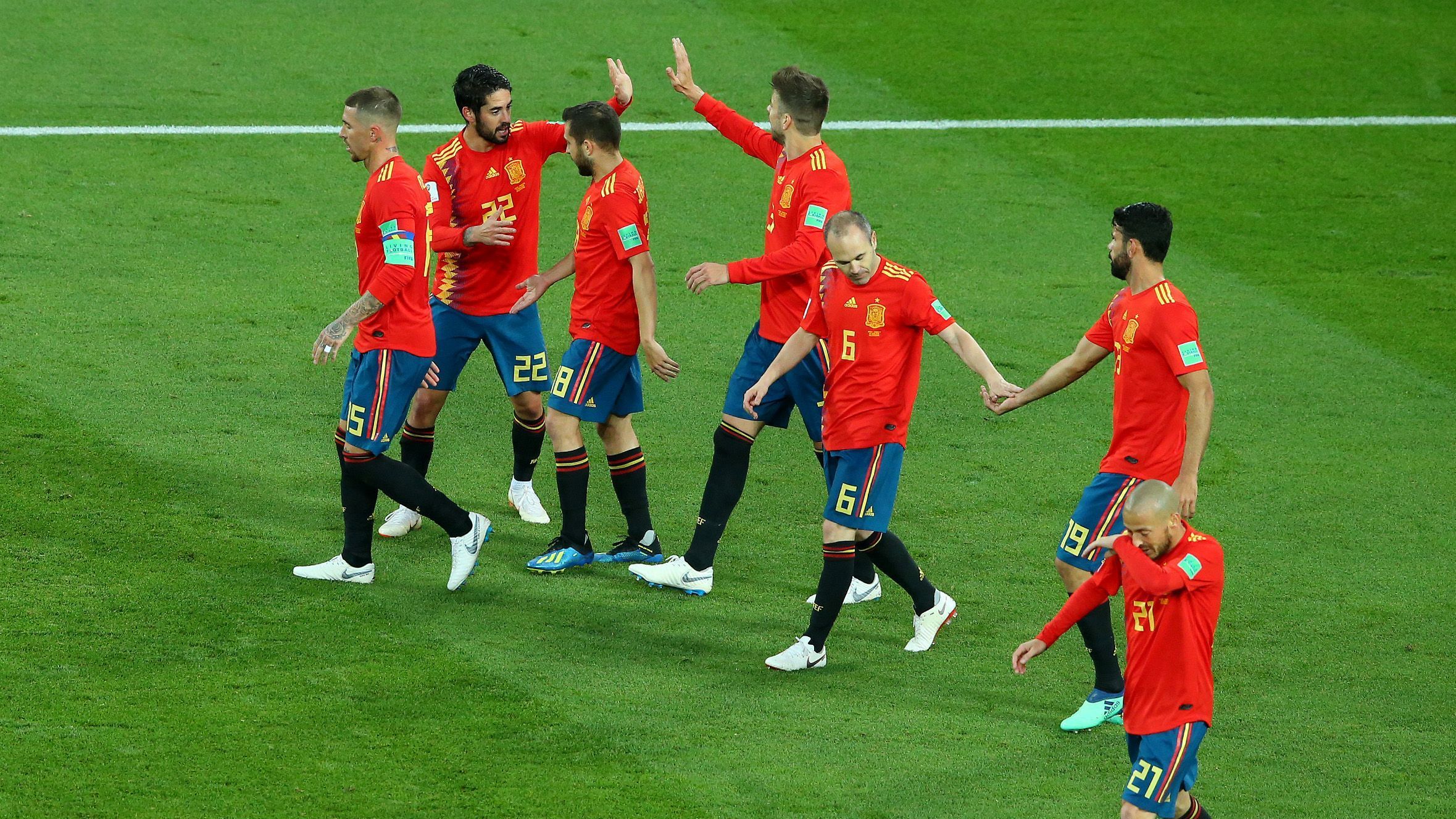 
                <strong>1. Gruppe B: Spanien</strong><br>
                Wer hätte gedacht, dass Spanien am letzten Gruppenspieltag ein Unentschieden gegen Marokko reicht, um als Gruppenerster ins Achtelfinale einzuziehen? Das gleichzeitige Remis Portugals gegen den Iran macht es möglich. So sichert der eingewechselte Iago Aspas den Iberern mit seinem Hackentor in der Nachspielzeit Platz eins und das Achtelfinale gegen den Gastgeber.
              