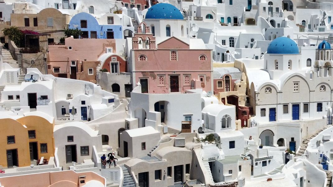 Nur sieben Kilometer vor der malerischen Küste Santorinis liegt der aktivste Unterwasser-Vulkan des Mittelmeers. Ein Ausbruch ist nur eine Frage der Zeit.