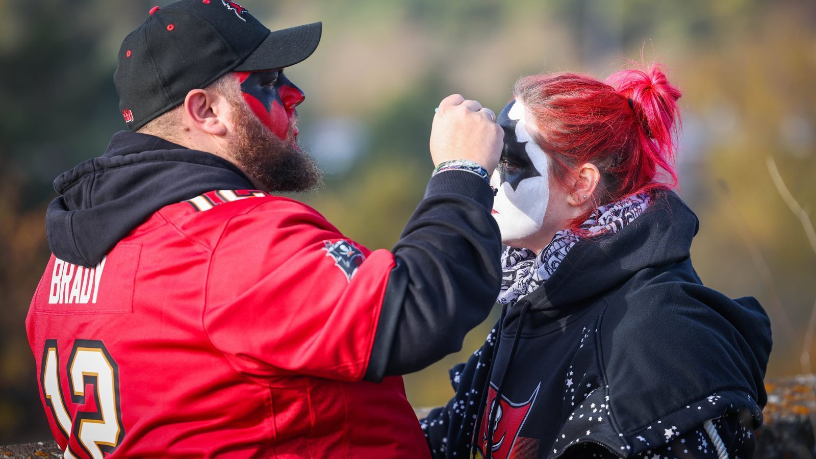 
                <strong>Tampa Bay Buccaneers vs. Seattle Seahawks: Verrückte Fans beim Munich Game</strong><br>
                Vor dem Spiel werden die favorisierten Farben noch einmal aufgefrischt.
              