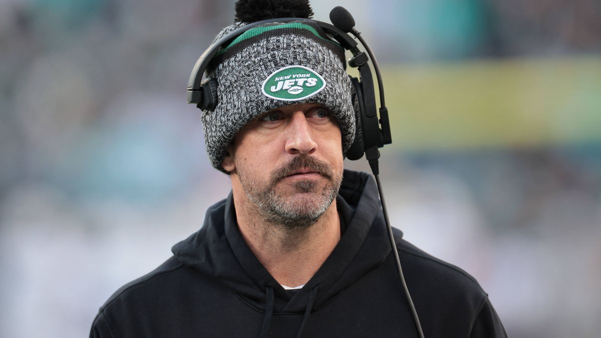 NFL, American Football Herren, USA Miami Dolphins at New York Jets Nov 24, 2023; East Rutherford, New Jersey, USA; New York Jets quarterback Aaron Rodgers (8) on the sidelines during the first half...