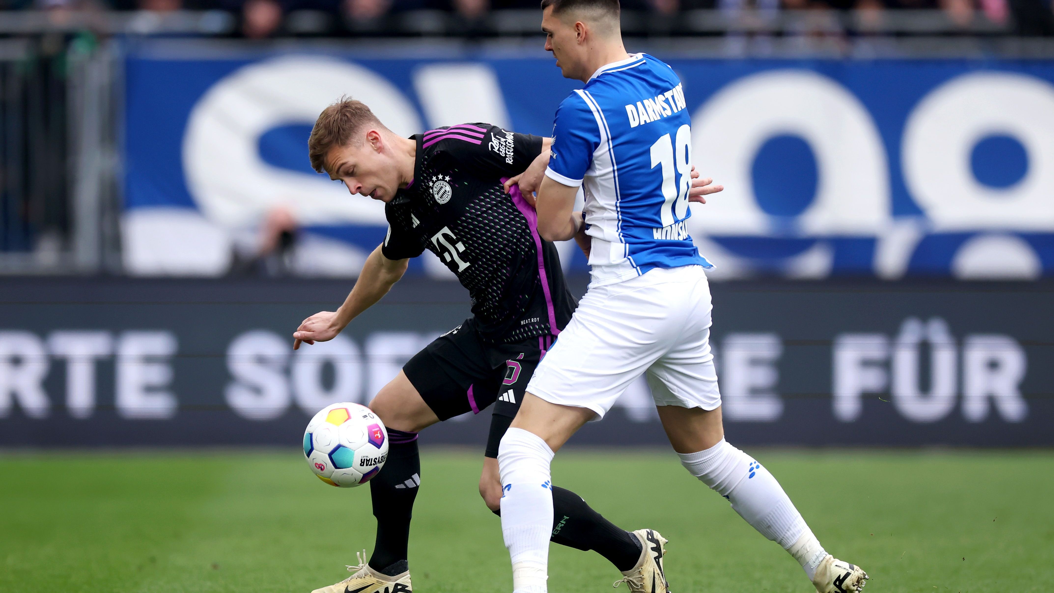 <strong>Joshua Kimmich</strong><br>Kimmich muss erneut als Rechtsverteidiger agieren, leistet sich früh einen Ballverlust und lässt sich beim Gegentor umspielen, ist ansonsten sehr offensiv orientiert und schlägt viele Flanken. Stark, wie er das 2:1 vorbereitet, indem er sich an der Außenseite durchsetzt und den Ball hoch in den Strafraum zu Kane spielt. <strong><em>ran</em>-Note: 3</strong>