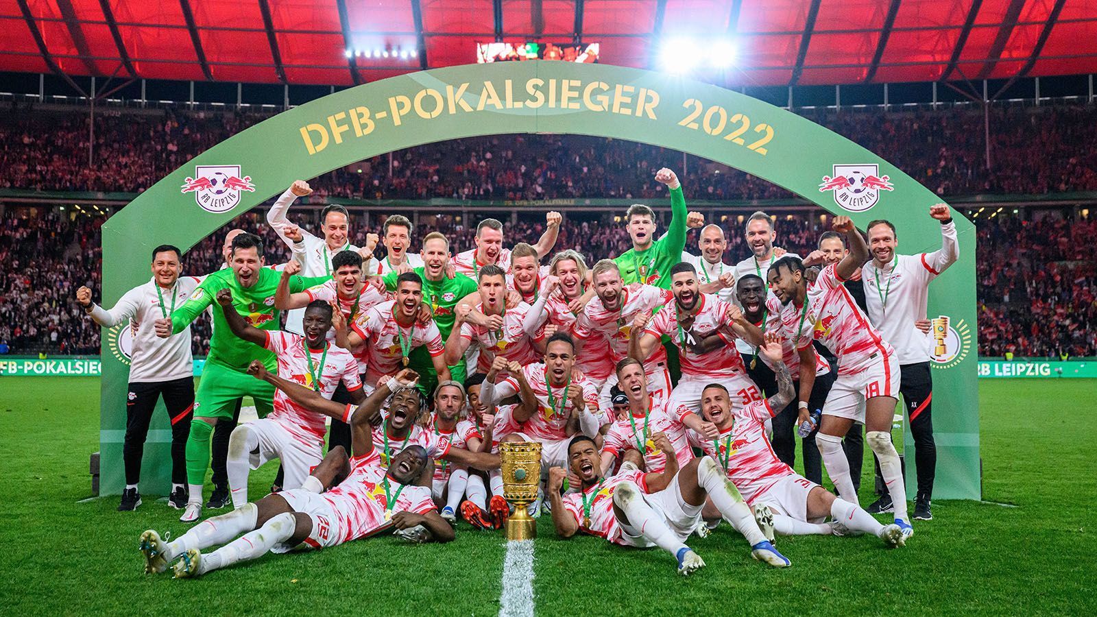 
                <strong>Das kassieren die Teams im DFB-Pokal</strong><br>
                Der DFB-Pokal ist nicht nur eine Chance für die ganz kleinen Vereine, auf die Großklubs der Bundesliga zu treffen, sondern birgt auch die Möglichkeit, eine Menge Geld zu verdienen. ran zeigt Euch, was die Vereine pro Runde kassieren.
              