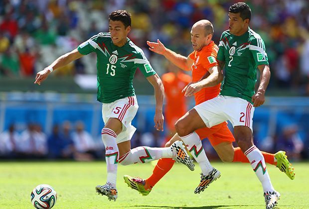 
                <strong>Niederlande vs. Mexiko: Robben gegen zwei</strong><br>
                Robben ist diese Sonderbehandlung allerdings gewohnt und wirft sich immer wieder mutig in die Zweikämpfe mit zwei Gegenspielern.
              