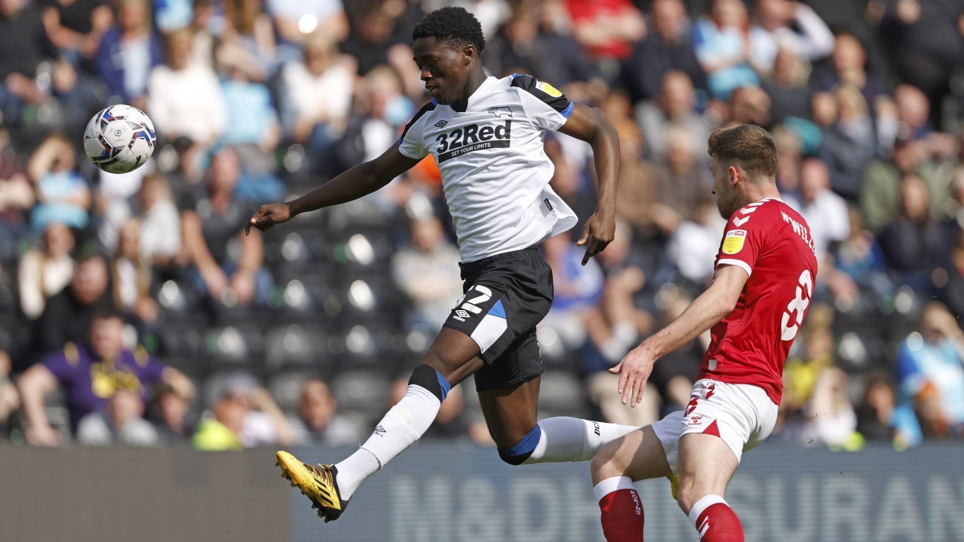 
                <strong>Malcolm Ebiowei (Derby County)</strong><br>
                Eines der heißesten Talente der englischen Championship. Der rechte Flügelstürmer von Derby County ist erst 18 Jahre alt und wird bereits von zahlreichen Premier-League-Klubs gejagt. Laut Daily Mail sind neben Newcastle auch Manchester United, Tottenham Hotspur und Crystal Palace am Teenager dran. Sollte er sich für Newcastle entscheiden und Diaby auch, könnten beide langfristig die Flügelzange bei United bilden.
              