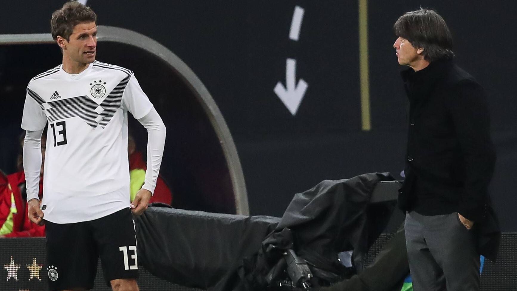 <strong>März 2019: Löw sortiert Müller, Boateng und Hummels aus</strong><br>Vor den Länderspielen im März 2019 sortierte Löw völlig unerwartet Müller sowie Jerome Boateng und Mats Hummels aus. Müller reagierte fassungslos. "Ich war von der plötzlichen Entscheidung des Bundestrainers perplex", sagte er in einem Video und erklärte, "einfach sauer" zu sein. Vor allem die Vorgehensweise ließ ihn ratlos zurück.