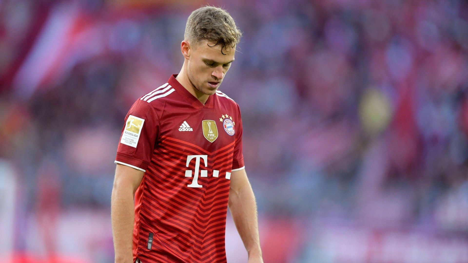 
                <strong>Verlierer: Joshua Kimmich</strong><br>
                Auch wenn es sportlich beim deutschen Rekordmeister derzeit wenig zu beanstanden gibt, war Bayerns Joshua Kimmich an diesem Spieltag der große Streitpunkt. Nach dem deutlichen 4:0-Erfolg über die TSG Hoffenheim bestätigte er die Gerüchte, dass er nicht gegen das Corona-Virus geimpft sei. Der Mittelfeld-Star wurde dafür anschließend in etlichen TV-Shows und in den sozialen Medien stark kritisiert. Weil er sich zusammen mit Leon Goretzka in der Initiative "We kick Corona" auch aktiv für die Impfung in ärmeren Ländern einsetzt, wurde ihm von vielen Seiten Scheinheiligkeit vorgeworfen. Aufgrund der strengen Bestimmungen für Fans in den Stadien dürfte das Thema in den kommenden Wochen weiterhin präsent sein. 
              