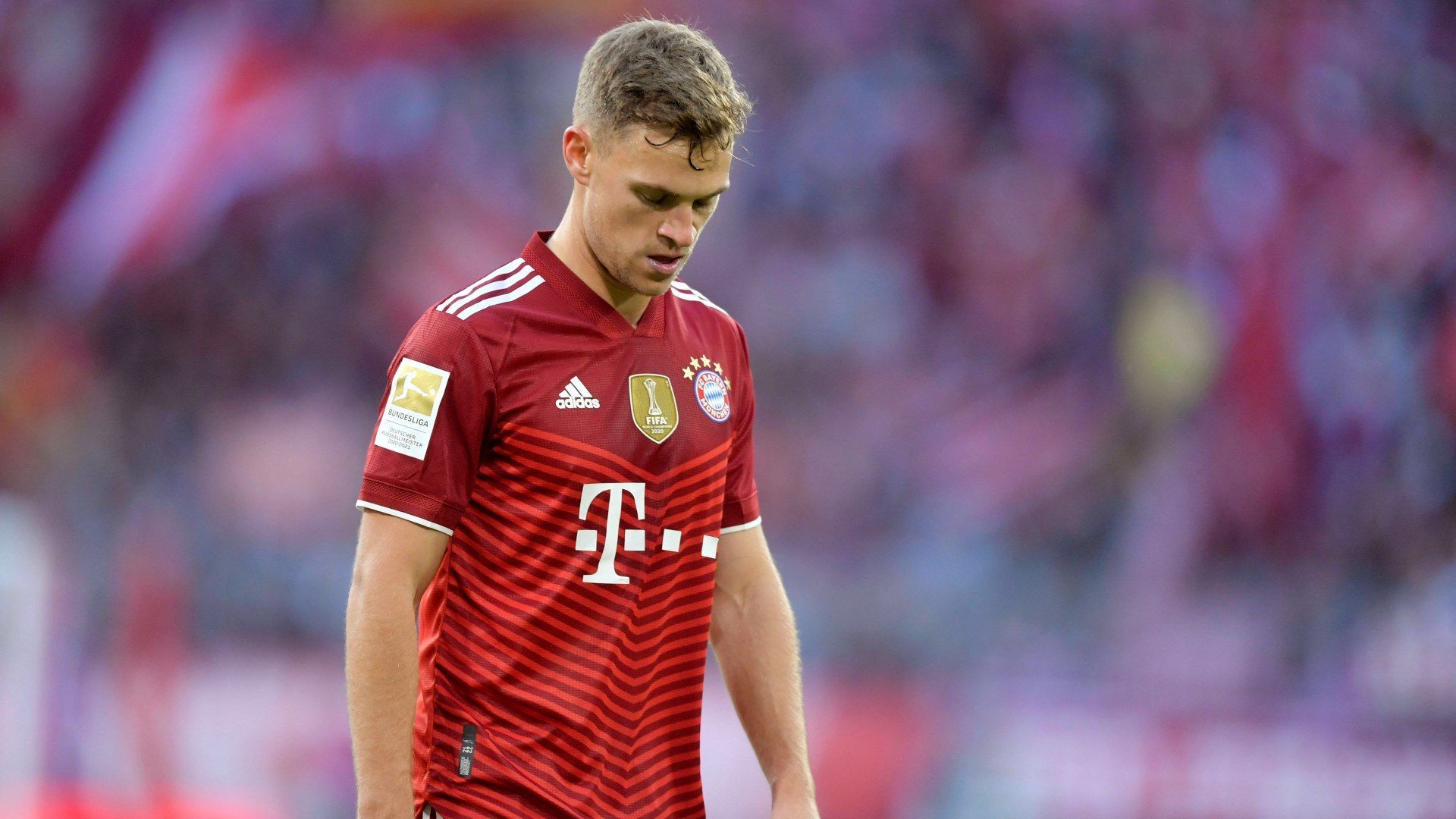 
                <strong>Verlierer: Joshua Kimmich</strong><br>
                Auch wenn es sportlich beim deutschen Rekordmeister derzeit wenig zu beanstanden gibt, war Bayerns Joshua Kimmich an diesem Spieltag der große Streitpunkt. Nach dem deutlichen 4:0-Erfolg über die TSG Hoffenheim bestätigte er die Gerüchte, dass er nicht gegen das Corona-Virus geimpft sei. Der Mittelfeld-Star wurde dafür anschließend in etlichen TV-Shows und in den sozialen Medien stark kritisiert. Weil er sich zusammen mit Leon Goretzka in der Initiative "We kick Corona" auch aktiv für die Impfung in ärmeren Ländern einsetzt, wurde ihm von vielen Seiten Scheinheiligkeit vorgeworfen. Aufgrund der strengen Bestimmungen für Fans in den Stadien dürfte das Thema in den kommenden Wochen weiterhin präsent sein. 
              