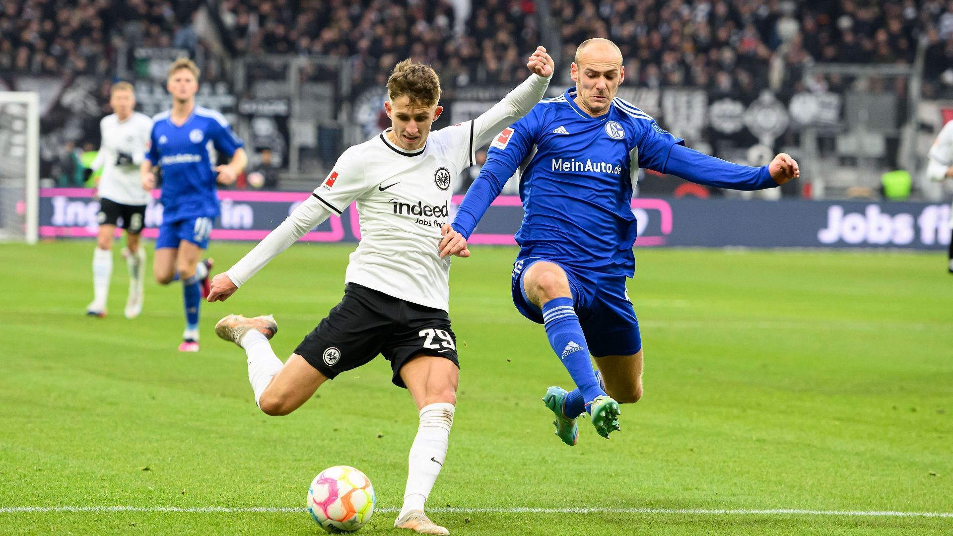 
                <strong>Gewinner: Jesper Lindström (Eintracht Frankfurt)</strong><br>
                In einer insgesamt noch längst nicht überragenden Mannschaft gegen Schalke einer der wenigen Lichtblicke. Spielerisch genial, kaum vom Ball zu trennen. Dazu ein wichtiger Impulsgeber in schwierigen Phasen. Mit seiner Vorlage zum 2:0 durch Borre raubt er den Schalkern endgültig den Glauben an einen Punktgewinn.
              