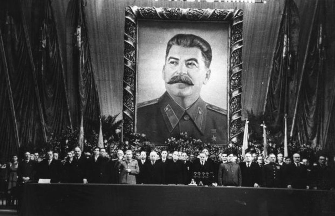 Als totalitärer Herrscher über die UdSSR etablierte Stalin auch einen Kult um seine Person.