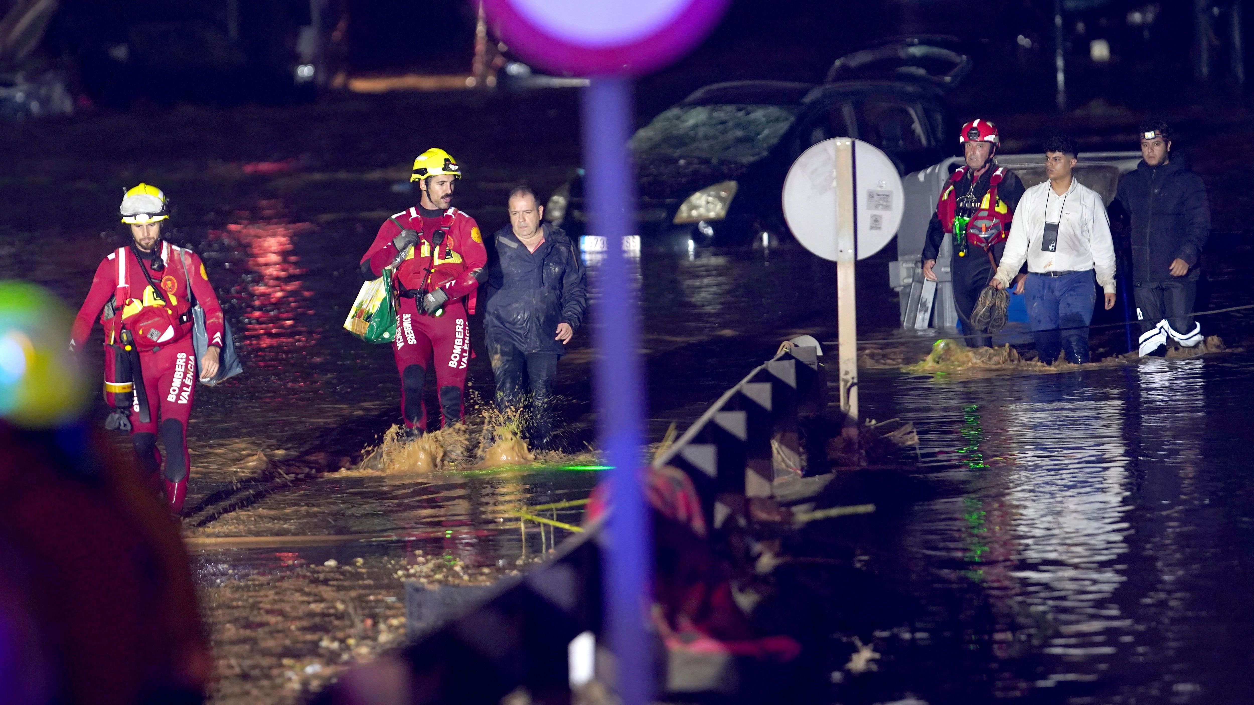 Rettungskräfte befreien Anwohner, die nach einer Überschwemmung in Valencia in ihren Häusern eingeschlossen waren.