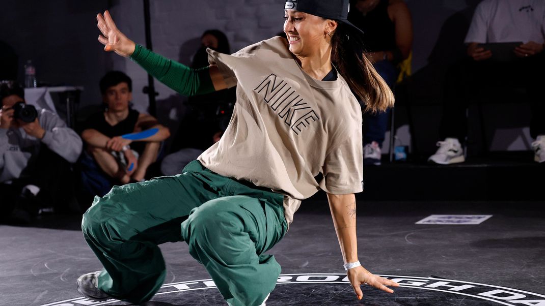 B-Girl Nummer 1: Die Deutsche Meisterin Jilou Rasul nennt sich „B-Girl Jilou“. Die Berlinerin gilt als eine der größten Medaillenhoffnungen des Deutschen Tanzsportverbandes. Sie begann mit 13 Jahren und trainiert heute täglich vier bis fünf Stunden für die Spiele.