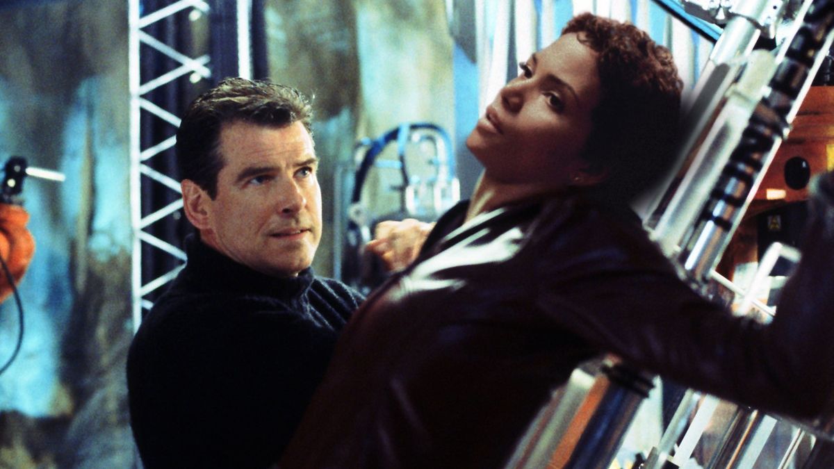 Pierce Brosnan und Halle Berry im Film "James Bond: Stirb an einem anderen Tag"