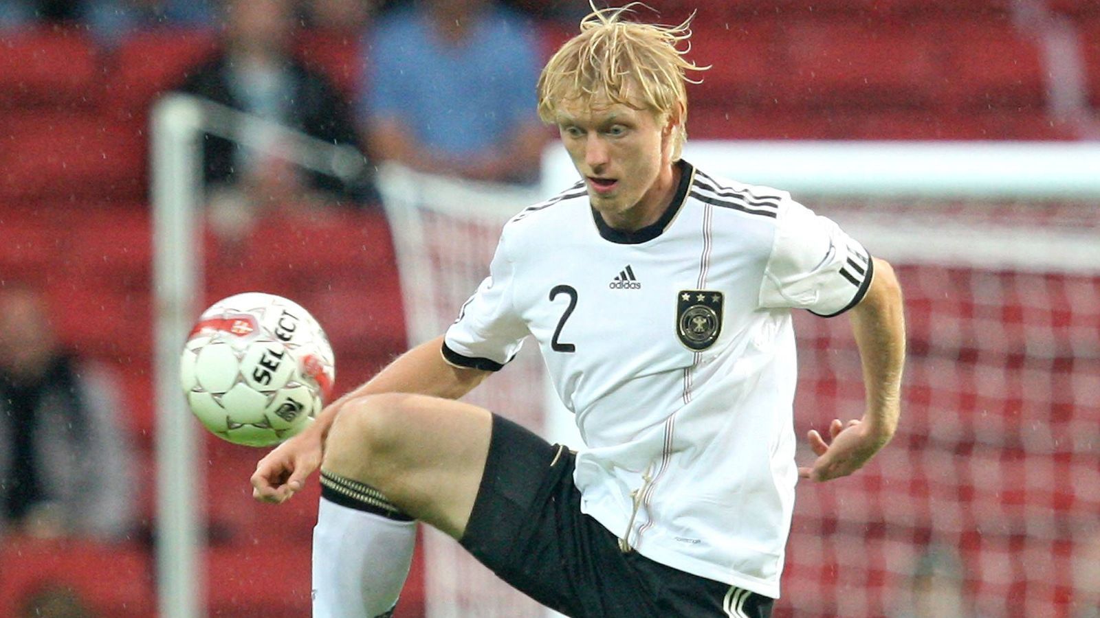 
                <strong>2010 gestrichen: Andreas Beck (TSG Hoffenheim)</strong><br>
                2009 debütiert der Blondschopf für Deutschland. Sieben Länderspiele absolviert er bis zur endgültigen Kadernominierung vor der WM 2010. Er ist dann der einzige einsatzbereite Spieler, der gestrichen wird. Die anderen Kandidaten fliegen vorher aufgrund von Verletzungen von alleine aus dem Kader. Beck kommt nach der WM noch zu zwei weiteren Einsätzen. Aber seine Karriere in der Nationalmannschaft ist 2010 nach nur neun Länderspielen auch schon wieder beendet.
              