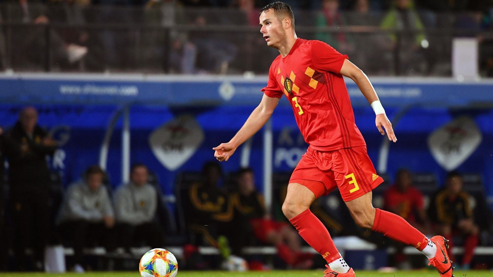 
                <strong>Zinho Vanheusden</strong><br>
                Kapitän und Abwehrchef der belgischen U21-Nationalmannschaft ist Zinho Vanheusden von Standard Lüttich. Der 21-Jährige wurde zwischen 2015 und 2019 bei Inter Mailand ausgebildet, dann kehrte der Innenverteidiger für die vereinsinterne Rekord-Ablösesumme von 12,6 Millionen Euro zu seinem Jugendklub nach Lüttich zurück. In den letzten U21-Länderspielen überzeugte Vanheusden nicht nur als Verteidiger, sondern auch als Torschütze. Sowohl gegen Moldawien (4:1) als auch gegen Deutschland (3:2) traf der Defensivmann, der bislang neun Einsätze für die belgische U21 zu verzeichnen hat. 
              