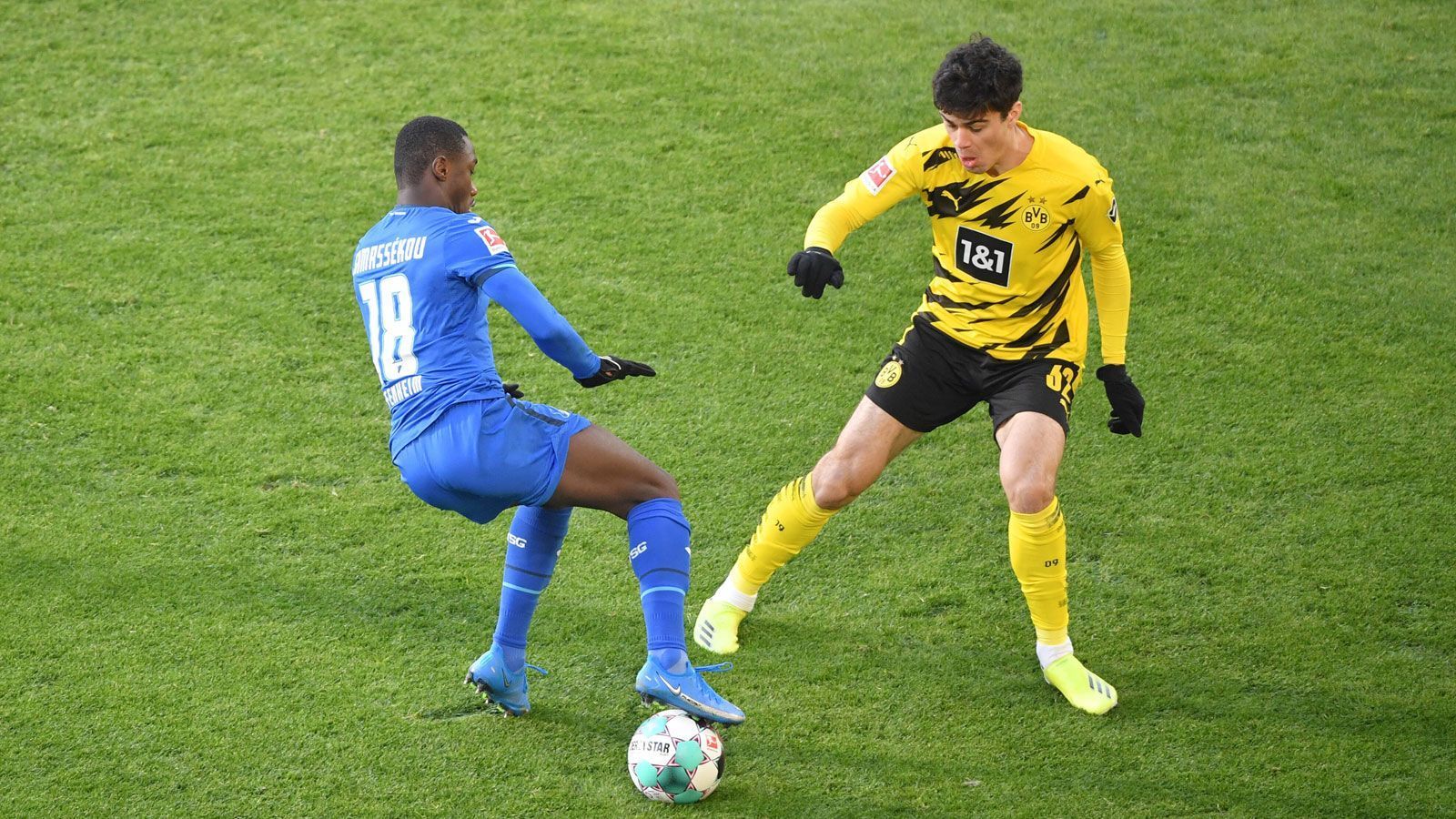 
                <strong>Giovanni Reyna</strong><br>
                Kaum sichtbar, fällt gegenüber Sancho auf der anderen Seite deutlich ab und kann fast nichts von seiner Klasse zeigen. Folgerichtig muss er für Youssoufa Moukoko nach einer knappen Stunde weichen. ran-Note: 5
              