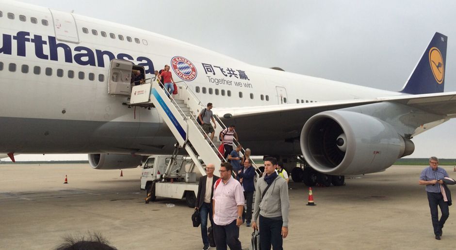 
                <strong>Der FC Bayern auf China-Tour</strong><br>
                Trotz reichlich Verspätung landet der Flieger dann doch in Schanghai. Die nächste Tour steht an.
              