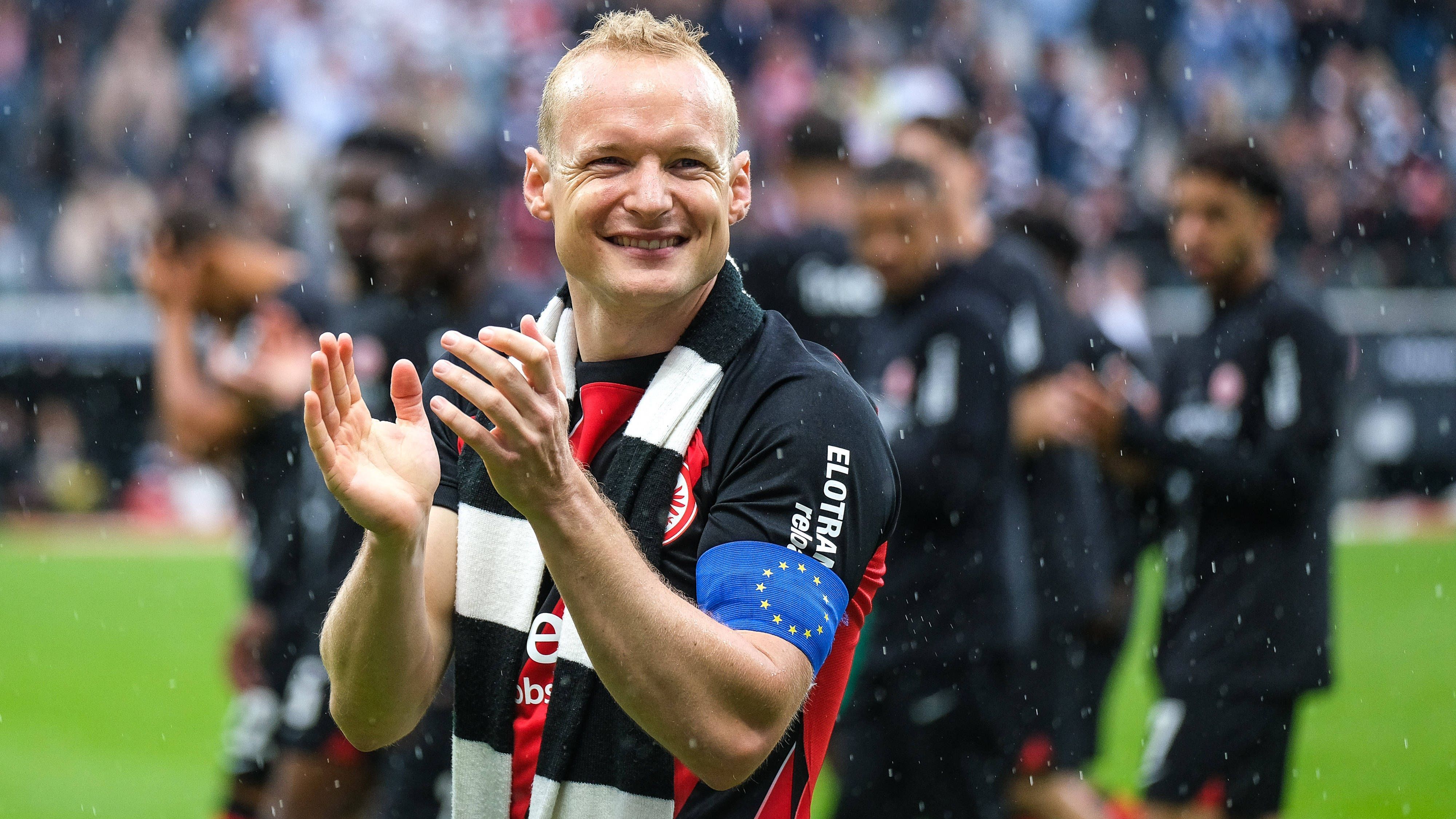 <strong>Sebastian Rode (Eintracht Frankfurt)</strong><br>Der in Seeheim-Jugenheim in der Nähe von Frankfurt geborene Rode wechselte 2010 von Kickers Offenbach zur Eintracht und kehrte nach Stationen beim FC Bayern und in Dortmund 2019 zurück. Der 33-Jährige muss seinen zahlreichen Verletzungen Tribut zollen, blickt aber auf eine sehr erfolgreiche Karriere zurück. "Es wird sicher das eine oder andere Mal auch wehtun, wenn ich ins Stadion gehe und man nicht mehr mithelfen kann", sagte er.