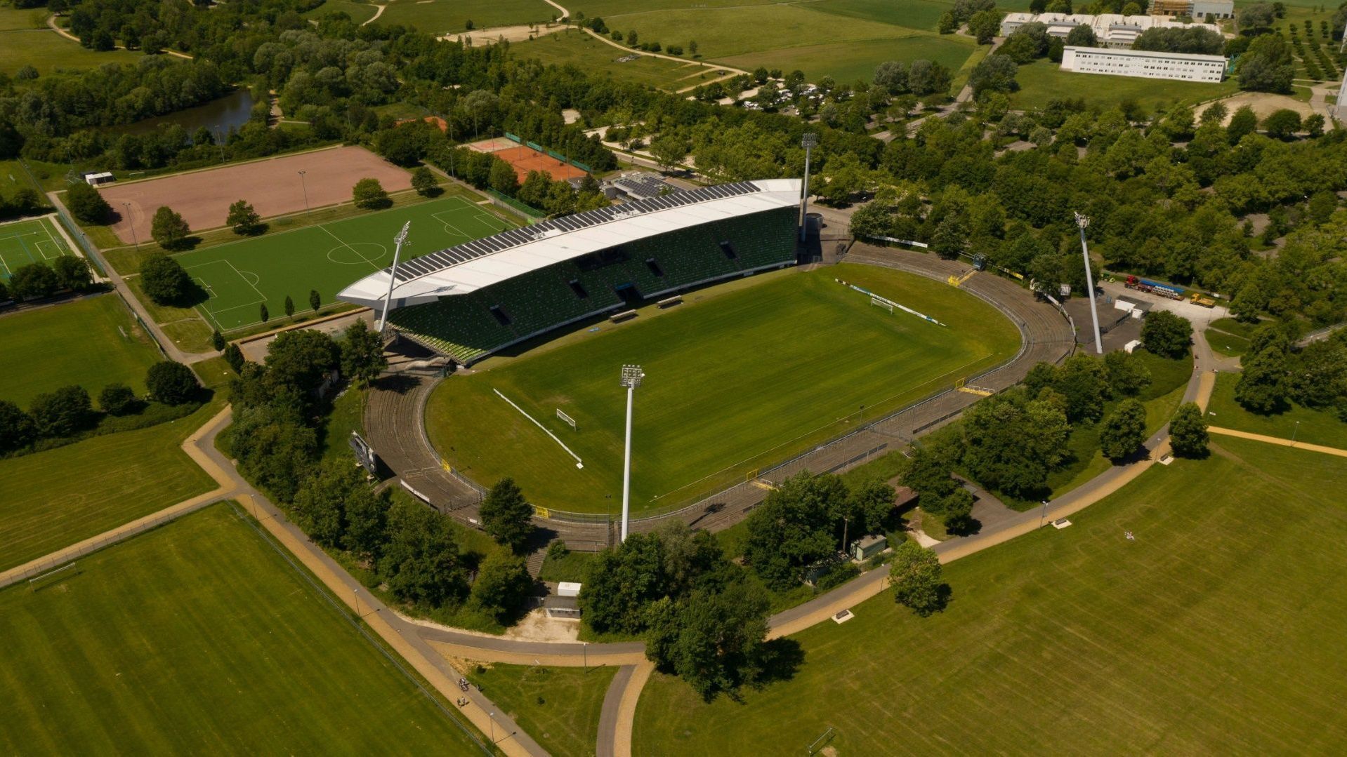 <strong>Stuttgart Surge: Stadion an der Kreuzeiche Reutlingen</strong><br>Nach dem Gastspiel in Sinsheim kehrt Surge nicht etwa an die heimische Waldau zurück, sondern spielt danach zwei Spiele im Stadion an der Kreuzeiche in Reutlingen. Das 71 Jahre alte Stadion hat eine Kapazität von etwas mehr als 15.000 Zuschauern.