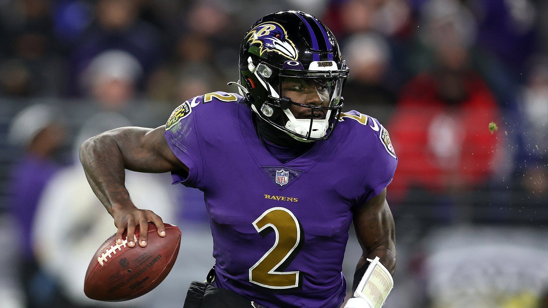 
                <strong>Gewinner: Tyler Huntley (Baltimore Ravens) </strong><br>
                Nicht nur die Defensive der Green Bay Packers dürfte von der Leistung von Tyler Huntley überrascht gewesen sein. Der Backup-Quarterback ersetzte den angeschlagenen Lamar Jackson und zauberte eine Glanzleistung aufs Feld. Am Ende stand der Rookie bei 215 Passing Yards und zwei Touchdowns sowie 73 Rushing Yards und zwei weitere Touchdowns. Damit zeigte er nicht nur, dass er ein würdiger Ersatzmann von Jackson ist, sondern dass die Baltimore Ravens womöglich ein weiteres Quarterback-Juwel in der Hinterhand haben. Nach seinem starken Auftritt gegen die Packers kommen sogar bereits die ersten Trade-Gerüchte um den 23-Jährigen auf. 
              