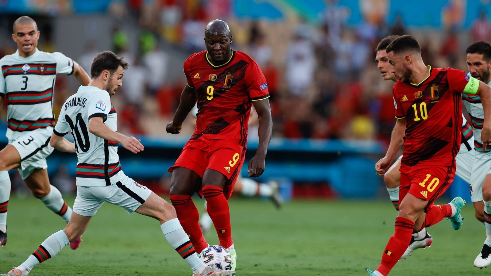
                <strong>Lukaku reibt sich auf</strong><br>
                Es war auch nicht der Abend von Romelo Lukaku, der sich an der portugiesischen Abwehr aufreibt. Der Mittelstürmer arbeitet vorbildlich, glänzt aber nicht.
              
