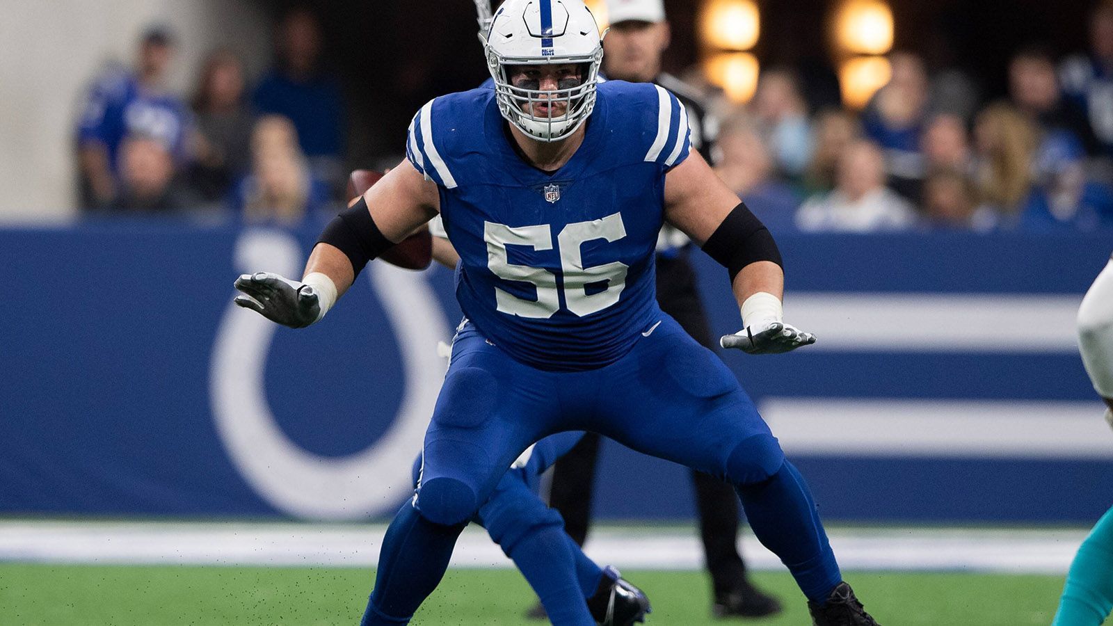 
                <strong>Quenton Nelson (Guard, Indianapolis Colts)</strong><br>
                Gegen die Sack-Maschine aus Kansas City kommt es bei den Colts dementsprechend darauf an, dass die O-Line dagegenhalten kann. Ein Grund, warum diese in Indianapolis im Vergleich zum vergangenen Jahr einen so großen Sprung gemacht hat, ist definitiv Quenton Nelson. Der Erstrundenpick spielt eine überragende Saison und schützt Quarterback Andrew Luck. Kann er auch ohne Playoff-Erfahrung sein Niveau halten, erhöhen sich die Chancen auf einen Überraschungssieg der Colts.
              