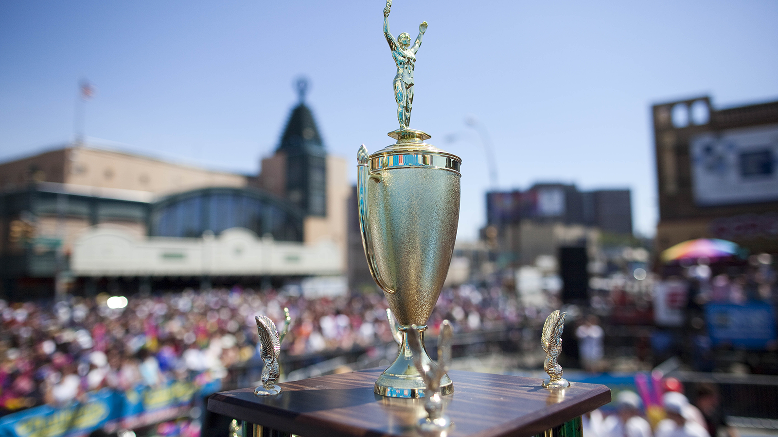 
                <strong>Millionär durch Hot-Dog-Wettessen: Joey Chestnut</strong><br>
                Auch am 4. Juli 2023 wird Joey Chestnut wieder versuchen, seinen Titel im Hot-Dog-Wettessen zu verteidigen. Vergangenes Jahr gelang ihm das mit 63 Hot Dogs in zehn Minuten. Sein All-Time-Rekord: 75 Würste – mit Brötchen, versteht sich! Und natürlich gilt Joey Chestnut als der große Favorit. Man müsste 3.000 US-Dollar auf ihn setzen, um am Ende mit einem Gewinn von 100 Dollar rauszugehen. Nicht sehr lukrativ – aber es unterstreicht den GOAT-Status des US-Amerikaners.
              