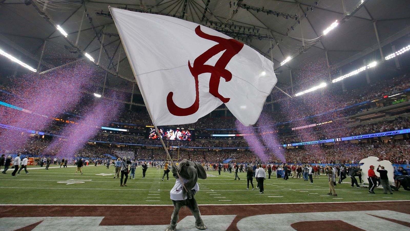 
                <strong>Tuscaloosa ist "Title-Town"</strong><br>
                Die Alabama Crimson Tide sind das einzige Team der SEC, das in jedem Jahrzehnt seit seiner Gründung 1933 mindestens einen Titel gewann. Vor dem legendären Coach Bear Bryant gewann die Schule zwar offiziell nur eine National Championship, aber der ehemalige Sports-Information-Director Wayne Atcheson fügte in den späten 80er-Jahren hinzu, dass man 1925, 1926 und 1930 sowie 1941 gewann und zitierte dabei Quellen der "Pre-Poll-Ära".
              