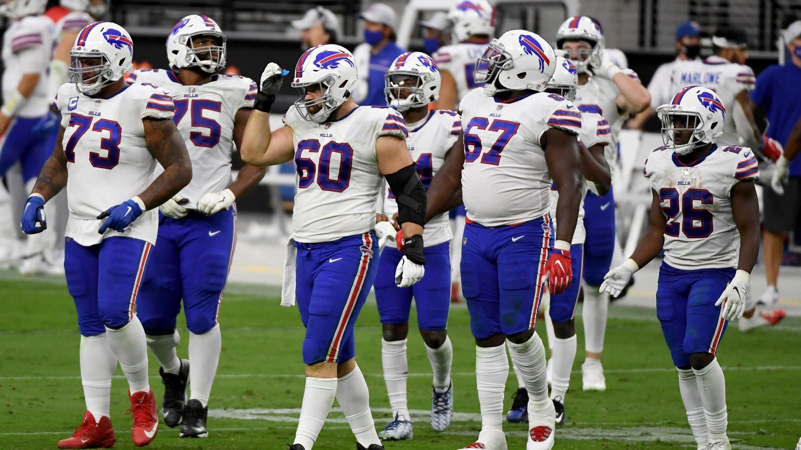 
                <strong>Buffalo Bills: Offense</strong><br>
                Die Bills stellten 2020 eine der besten Offenses auf den Platz, dementsprechend halten sich Needs in Grenzen. Mit Emmanuel Sanders und Cole Beasley sind zwei Receiver im Herbst ihrer Karriere, ein neuer Passempfänger kommt demnach für Buffalo in Frage. Die Interior Offensive Line kann ebenfalls ein Upgrade gebrauchen, Cody Ford und Jon Feliciano spielten 2020 maximal durchschnittlich. Obwohl die Bills in den vergangenen beiden Jahren zwei Drittrunden-Picks für einen Running Back genutzt haben, könnte auch in diesem Jahr ein Ballträger verpflichtet werden. Devin Singletary und Zack Moss konnten die Verantwortlichen Berichten zufolge noch nicht vollständig überzeugen.
              