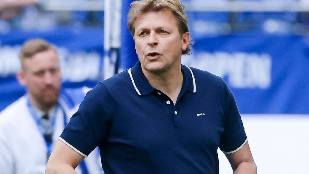 Direktor Profifussball Youri Mulder (FC Schalke 04) schaut, 2. Bundesliga, FC Schalke 04 vs SV 07 Elversberg, Veltins-Arena am 18. May 2025 in Gelsenkirchen, Deutschland. (Foto von Marco Steinbrenn...
