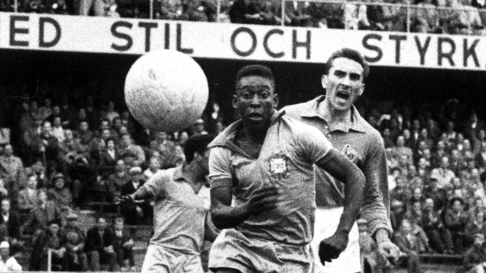 
                <strong>Pele: Die Karriere des "Königs des Fußballs"</strong><br>
                Zu einem internationalen Star war Pele bereits im Jahr zuvor geworden, als er das brasilianische Team bei der Weltmeisterschaft 1958 in Schweden zum Titel führte. Auch 1962 und 1970 gewann der Stürmer mit der Selecao die WM, drei Titelgewinne gelangen keinem anderen Spieler. In 92 Länderspielen für Brasilien erzielte er 77 Tore.
              