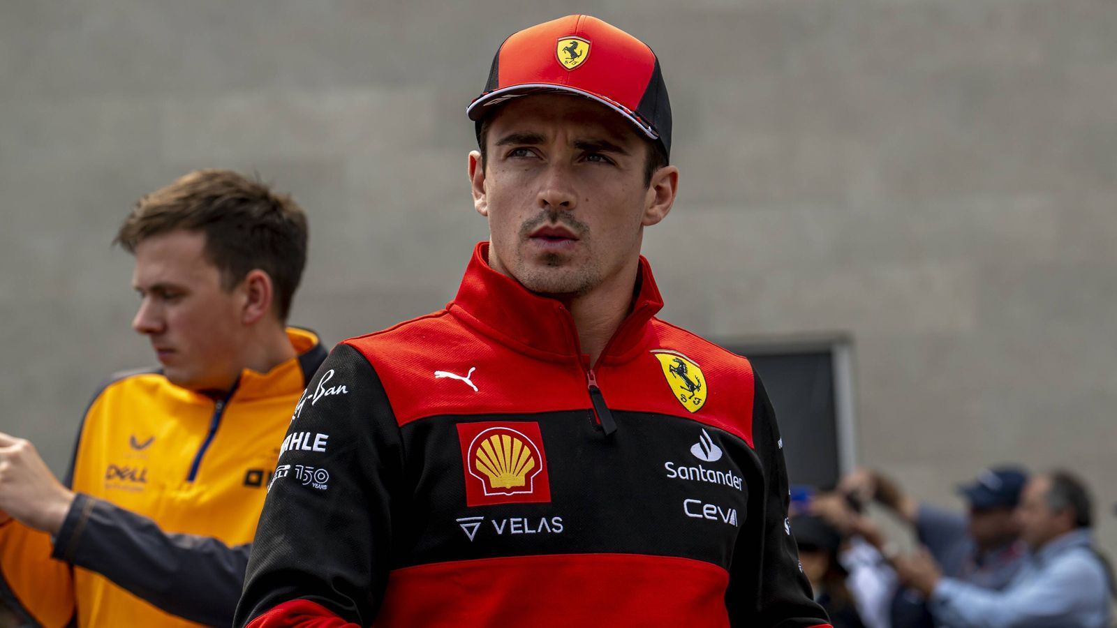 
                <strong>Verlierer: Charles Leclerc</strong><br>
                Ferrari erweist dem Monegassen zum Saisonende einen Bärendienst. Nach der gescheiterten Mission WM-Titel droht dem Monegassen jetzt sogar die Vize-Meisterschaft zu entgleiten. Der 25-Jährige kam in Mexiko nicht über Platz sechs hinaus und verlor damit den zweiten Platz in der Fahrer-WM an Red-Bull-Pilot Sergio Perez. In den verbleibenden zwei Rennen in Brasilien und Abu Dhabi muss Leclerc nun fünf Punkte auf den Mexikaner aufholen, um die Vizemeisterschaft doch noch für sich zu entscheiden.
              