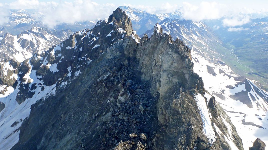 Bei dem massiven Bergsturz im Bundesland Tirol ist ein Alpengipfel samt Gipfelkreuz verschwunden.