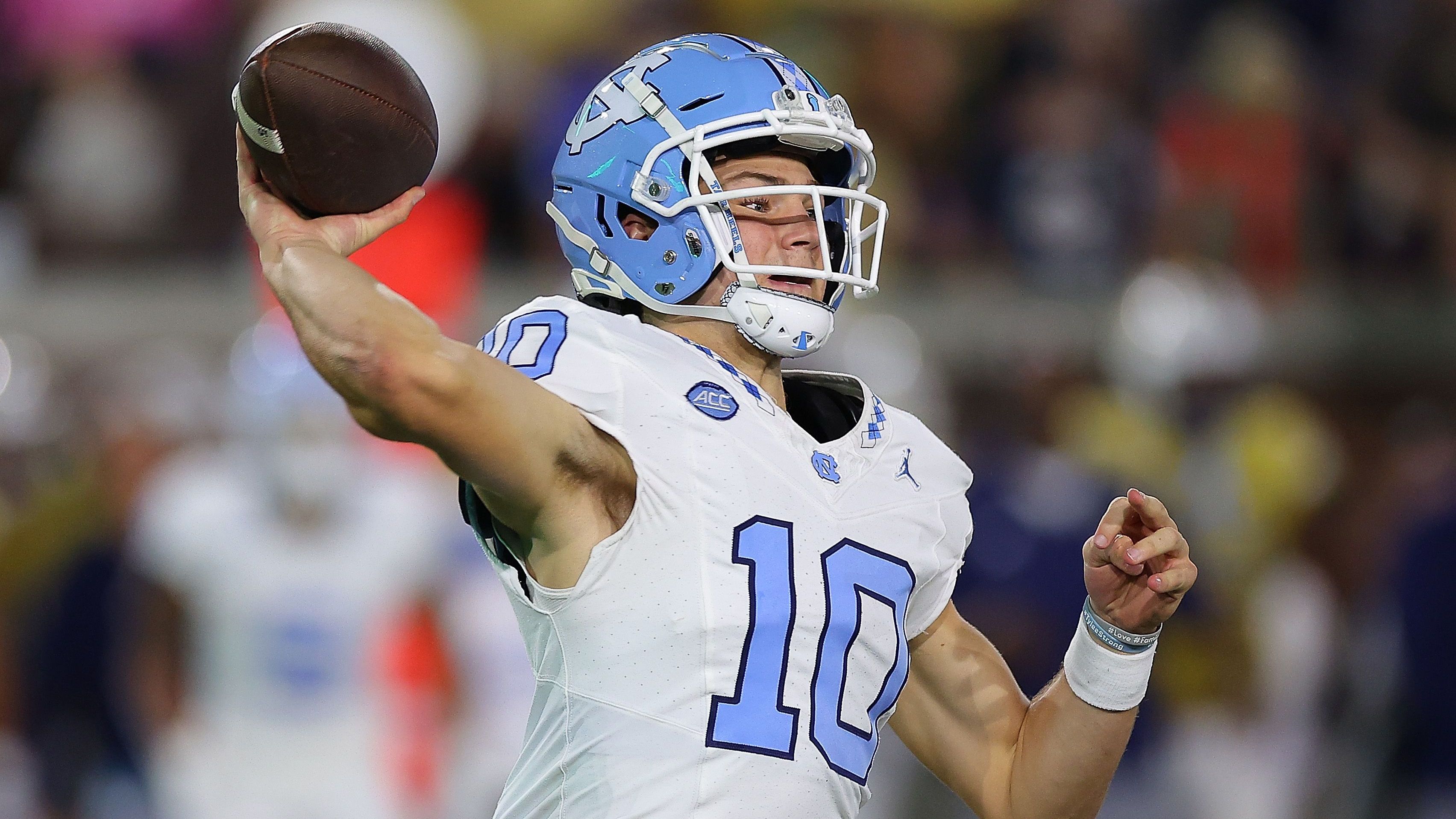 <strong>Drake Maye (Quarterback, North Carolina) </strong><br>Drake Maye gilt als designierter Top-5-Pick und wird als einer der besten Quarterbacks der Klasse angesehen. Nach drei Jahren bei den Tar Heels - zwei davon als Starter - gab er bereits Mitte Dezember seine Teilnahme am NFL Draft bekannt.