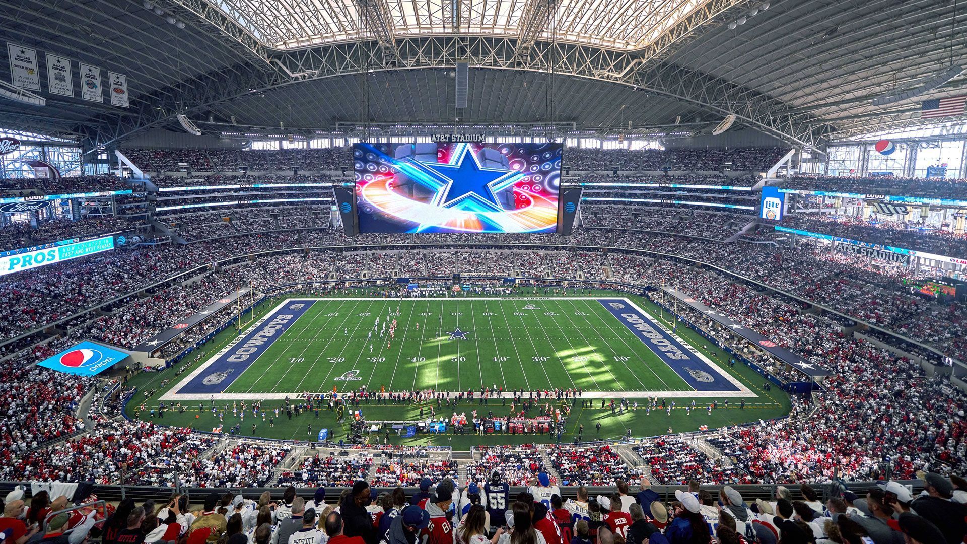 
                <strong>Cowboys Prime-Time-Könige</strong><br>
                Seit 1972 warten die Dallas Cowboys auf einen Triumph im Super Bowl. In den vergangenen Playoffs war bereits in der Wild Card Round Endstation. Das tut dem Interesse um die Cowboys allerdings keinen Abbruch, denn elf der 17 Cowboys-Spiele werden landesweit ausgestrahlt. 
              
