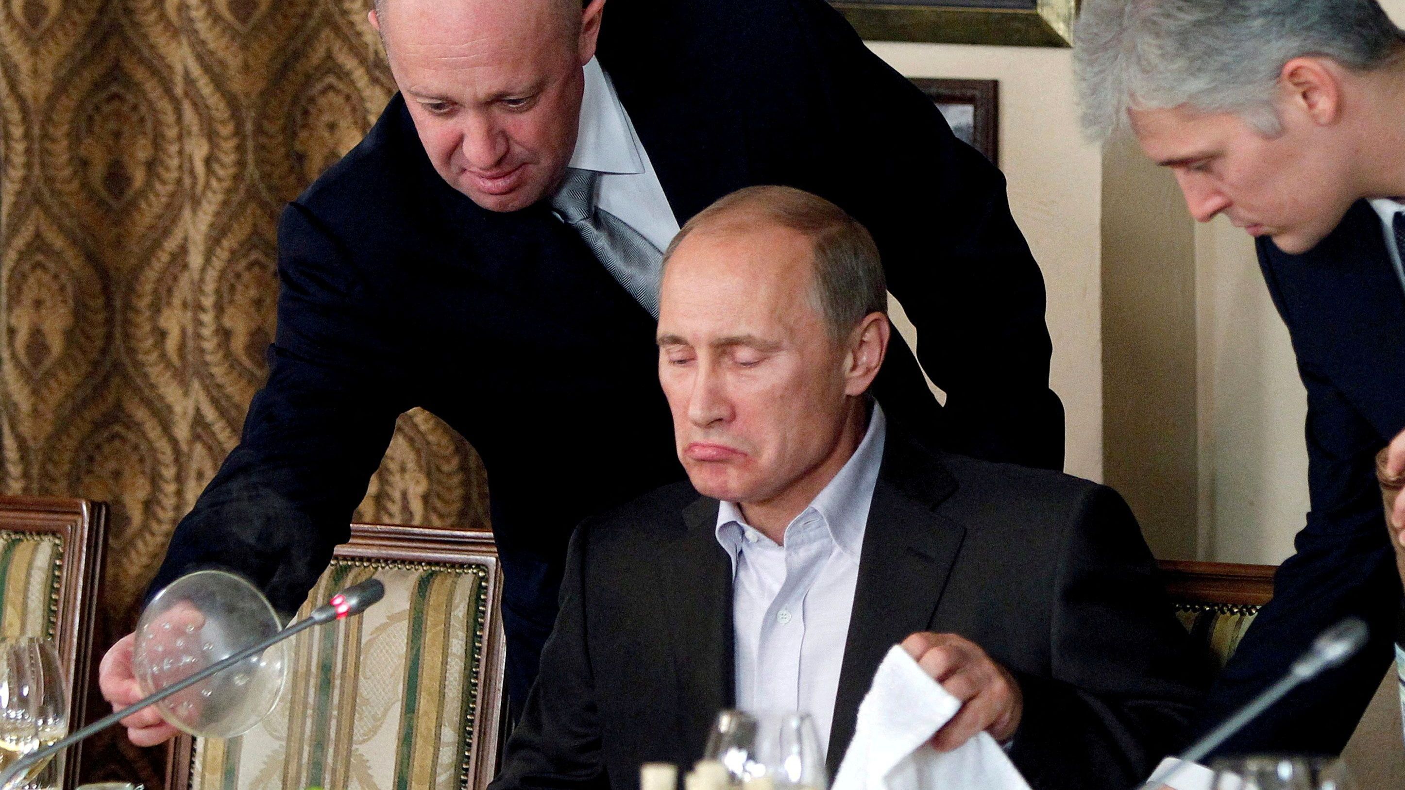 Wird Jewgeni Prigoschin (links) zur persönlichen Gefahr für Wladimir Putin.