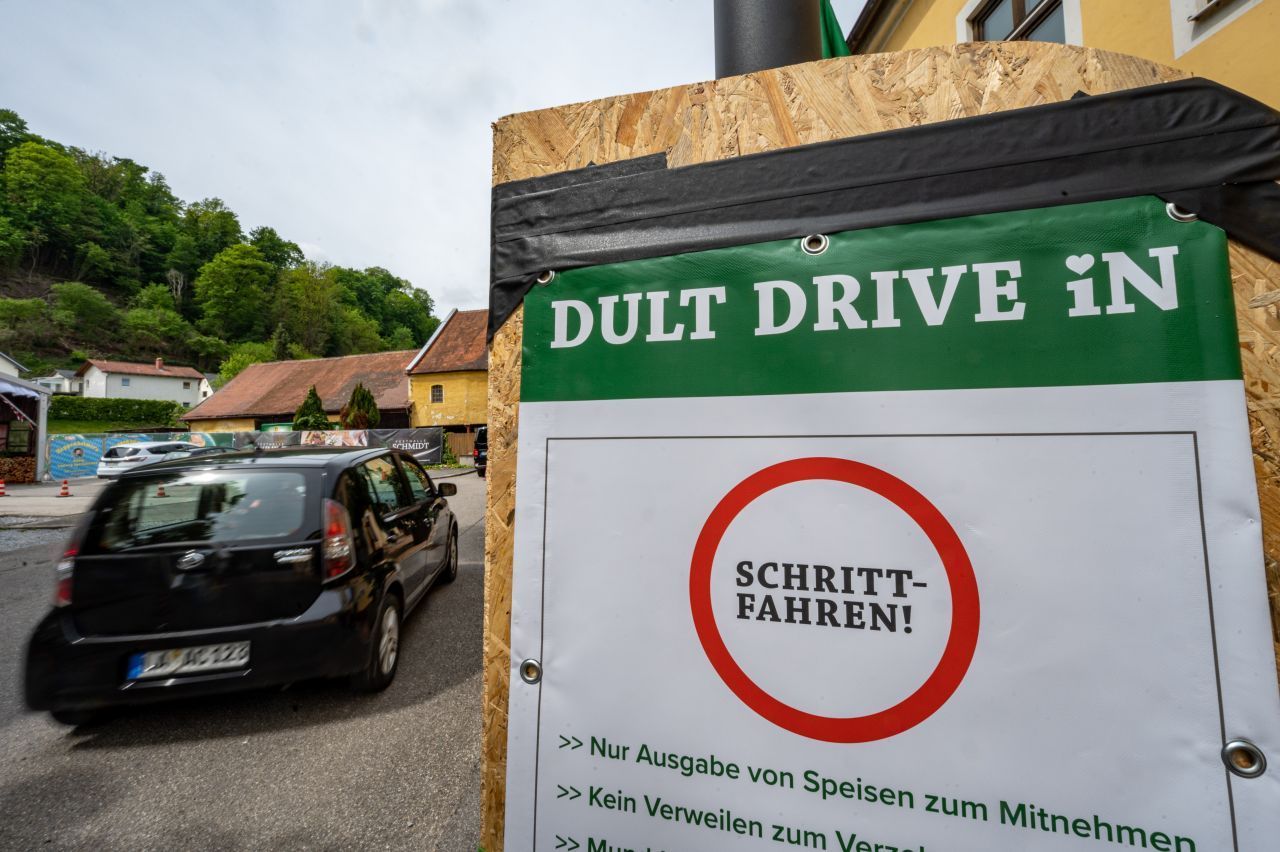 Willkommen im "Dult Drive-in". Ab hier gilt: Schrittgeschwindigkeit! 