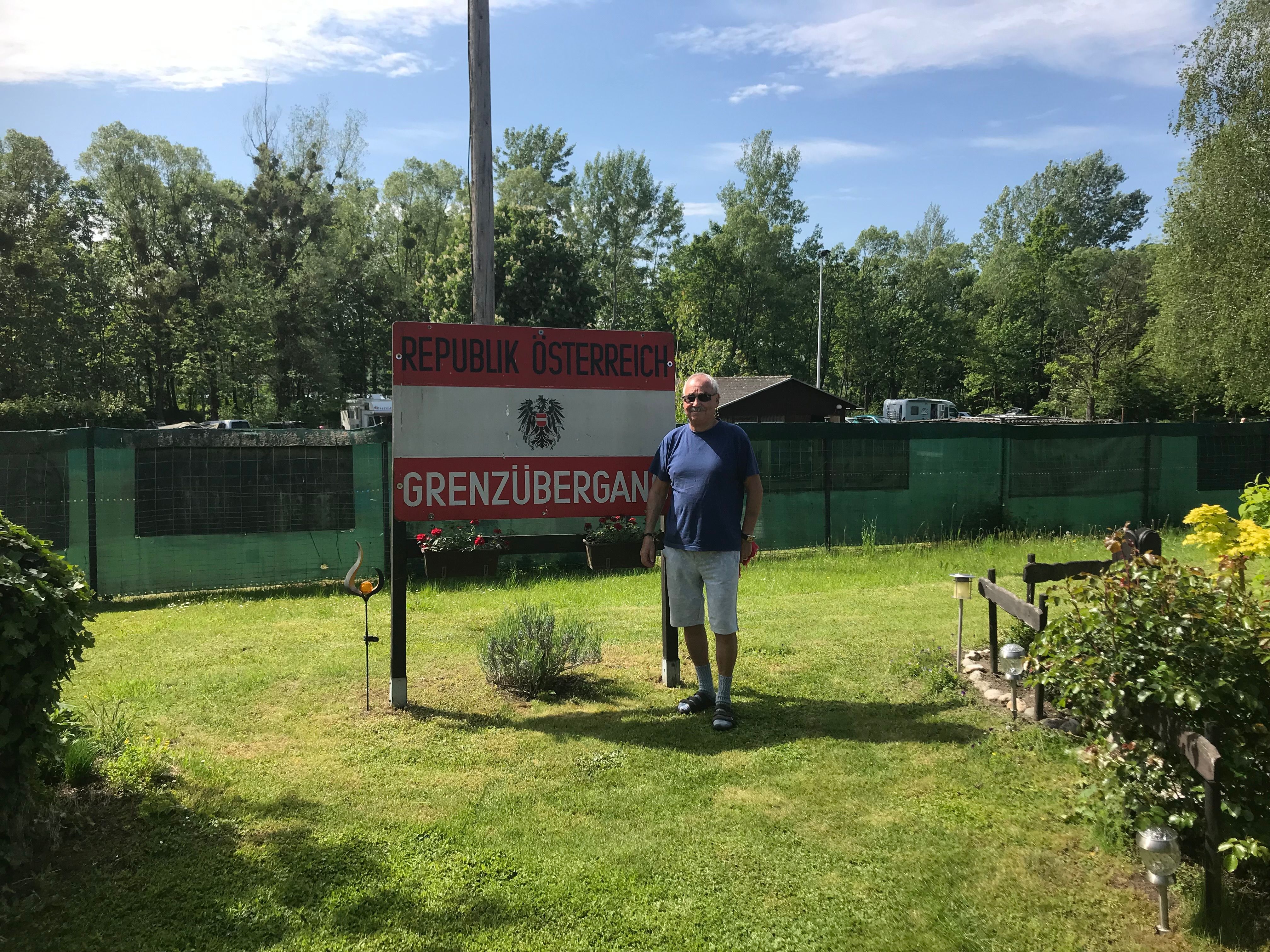 Eine eigene österreichische Grenzübergangstafel hat nicht jeder. Ein Camperpärchen hat einfach hinter ihrem Camping-Grundstück eine neue Grenze eingezogen.