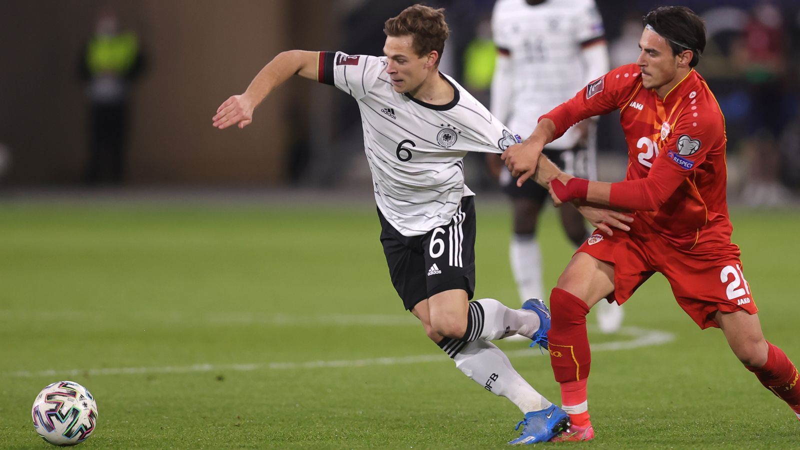 
                <strong>Joshua Kimmich </strong><br>
                Der Bayern-Star Joshua Kimmich gehört bei den Münchnern wie auch im DFB-Team seit Jahren zu den absoluten Leistungsträgern. Für die deutsche Nationalmannschaft lief der 26-Jährige bereits 52 Mal auf. 
              