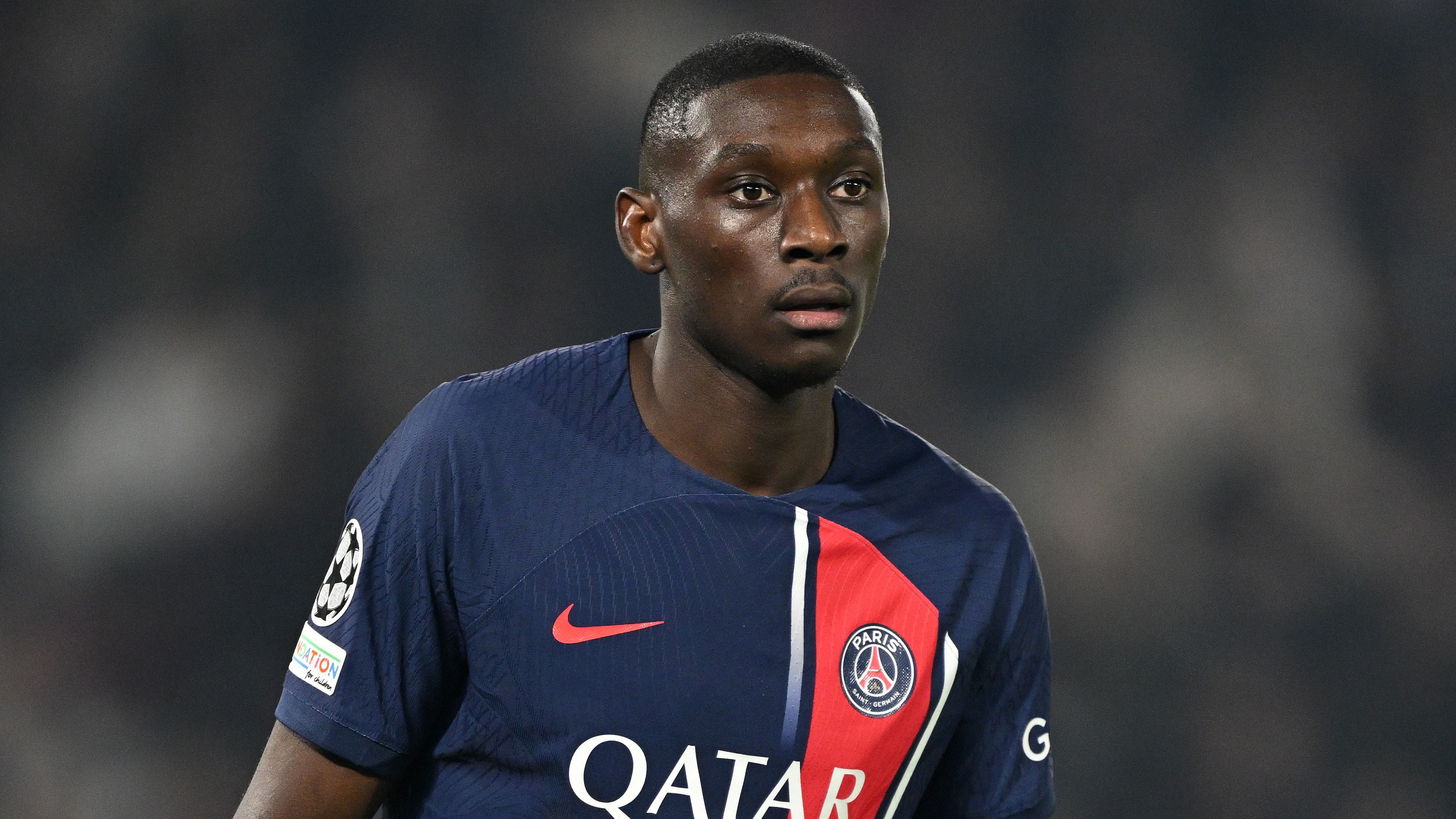 <em><strong>Randal Kolo Muani (Paris Saint-Germain)</strong><br>Der Ex-Frankfurter Randal Kolo Muani wird nach Angaben der französischen Zeitung "L'Equipe" auf Leihbasis zu den Tottenham Hotspur wechseln. Der 25-jährige Stürmer hätte auch für den FC Bayern eine potenzielle Verstärkung darstellen können. Die Verantwortlichen von PSG wollten ihn demnach zunächst eigentlich nicht verleihen, doch nun tritt Kolo Muani sein nächstes Leihabenteuer nach dem Gastspiel bei Juventus Turin in der vergangenen Saison an.</em>